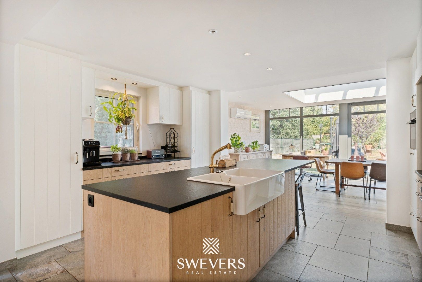 Ruime open bebouwing met nieuwe keuken en veranda foto 8