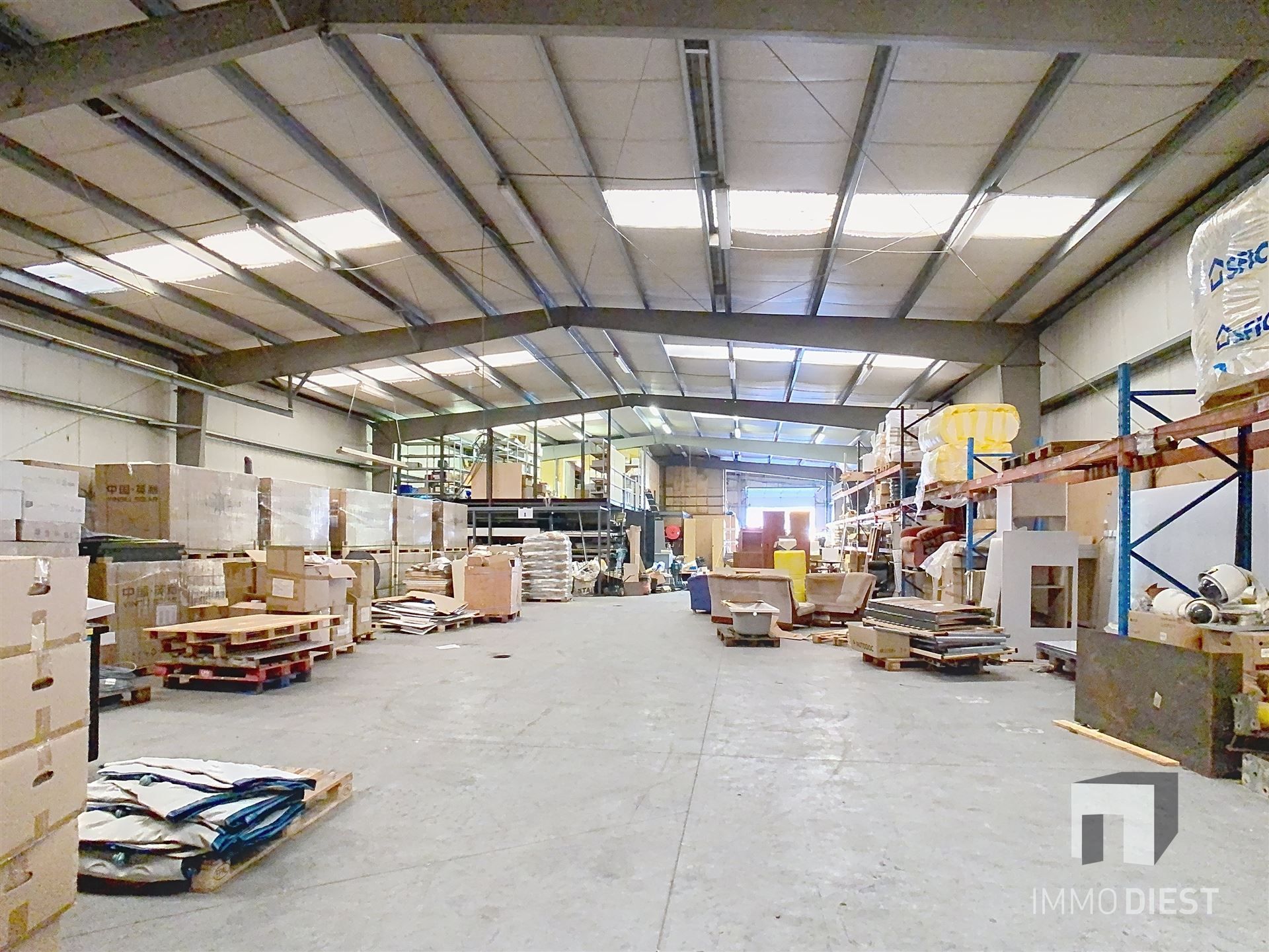 Industrieel gebouw met magazijnen en burelen foto 13