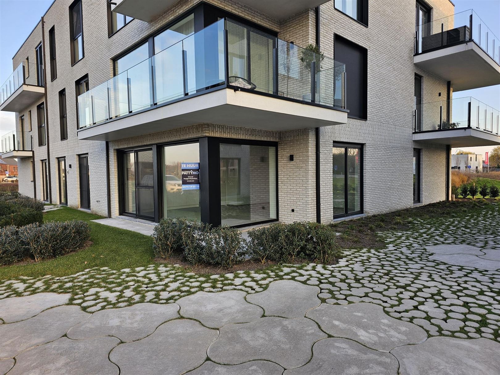 Rustig gelegen nieuwbouwappartement met één slaapkamer en ruime garage. foto {{pictureIndex}}