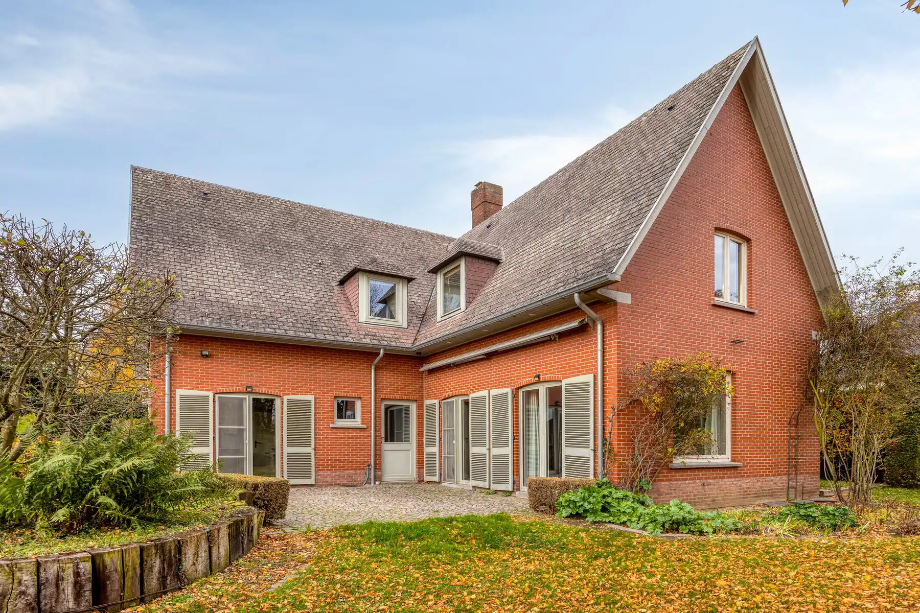 Gezinswoning met 6 slaapkamers op een perceel van 12a foto 24