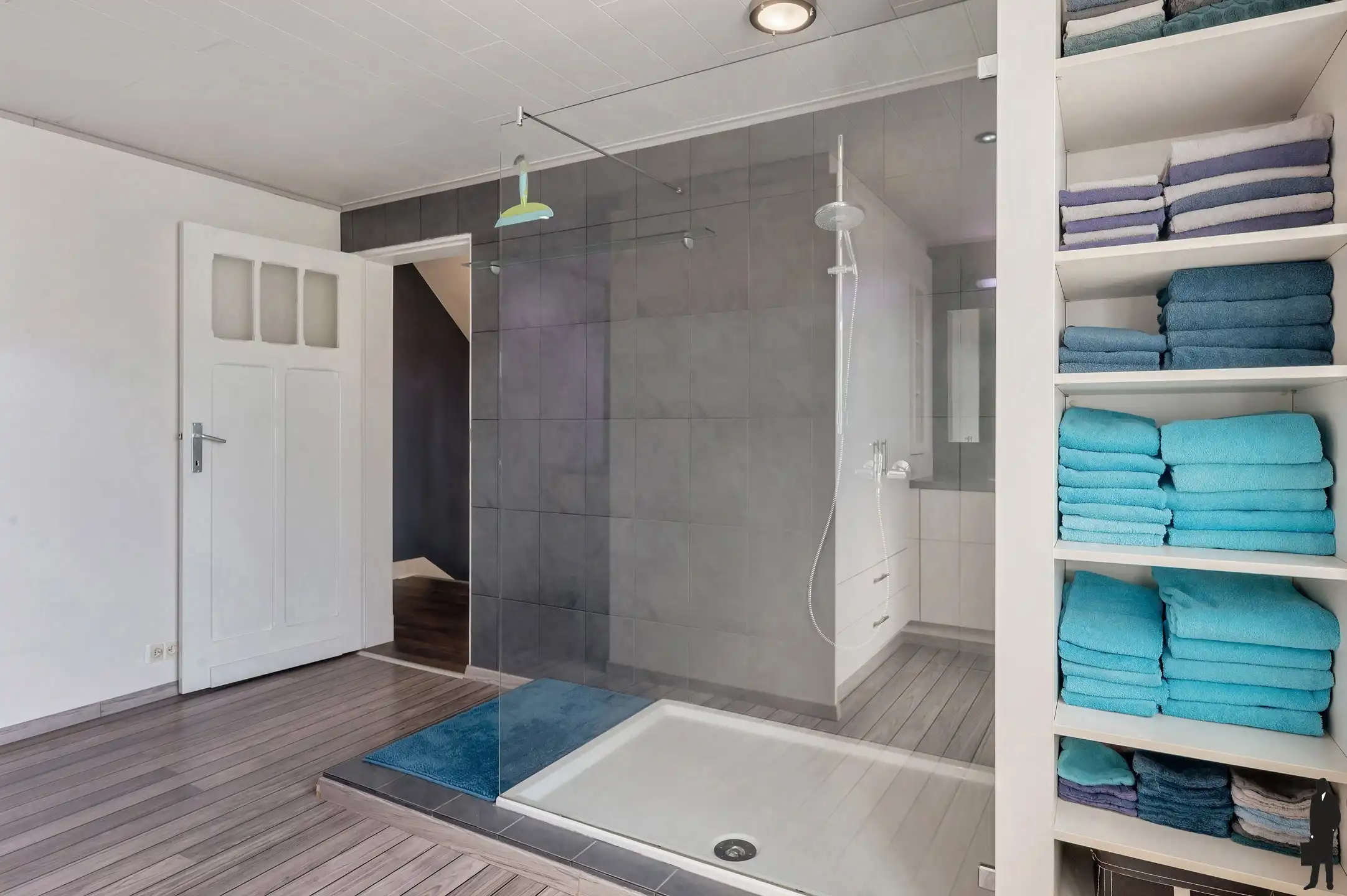 Charmante, zeer ruime, gerenoveerde ingenieursvilla in groen foto 16