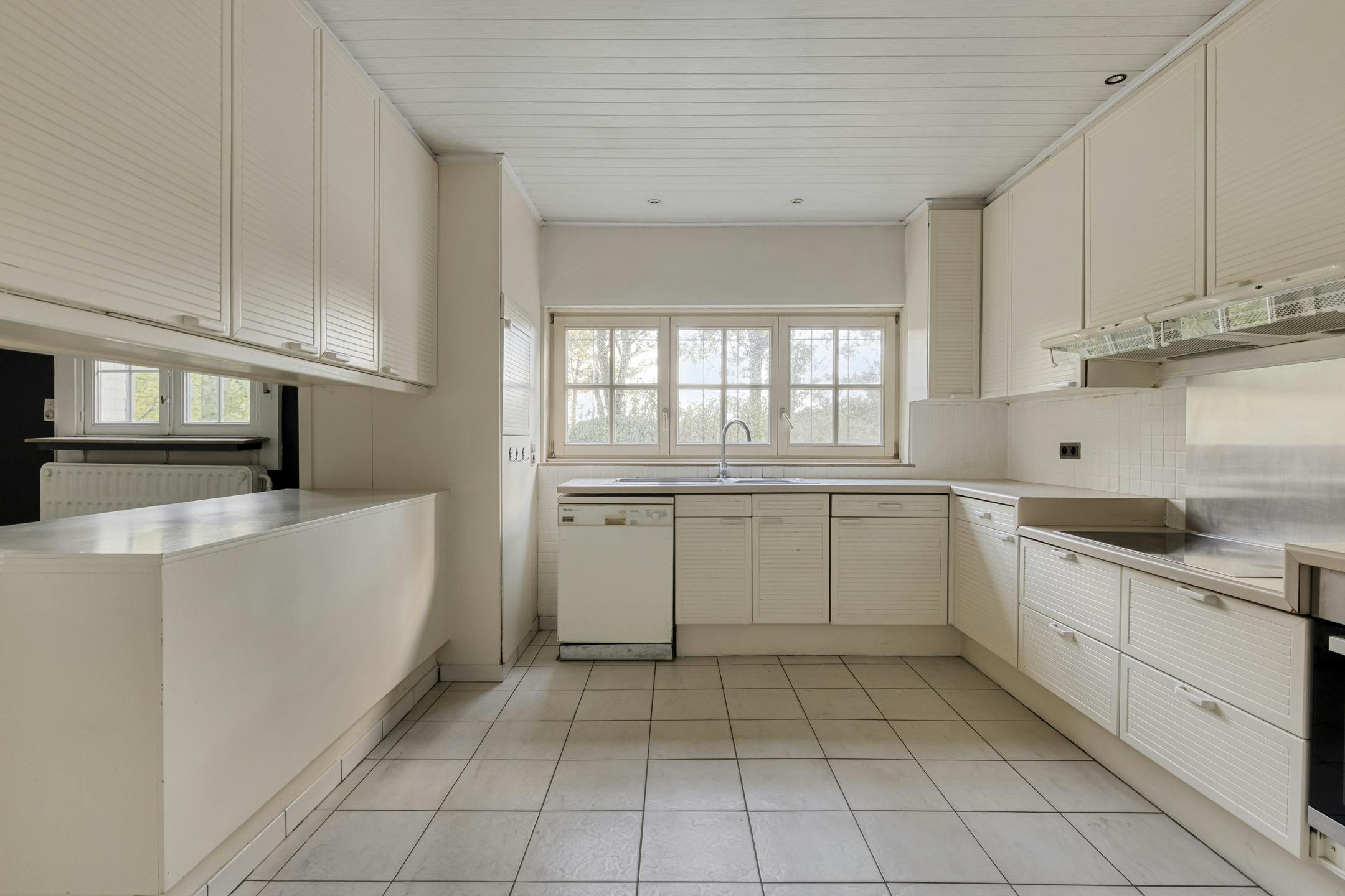 Charmant huis te koop in Putte-Kapellen met grote tuin foto 9