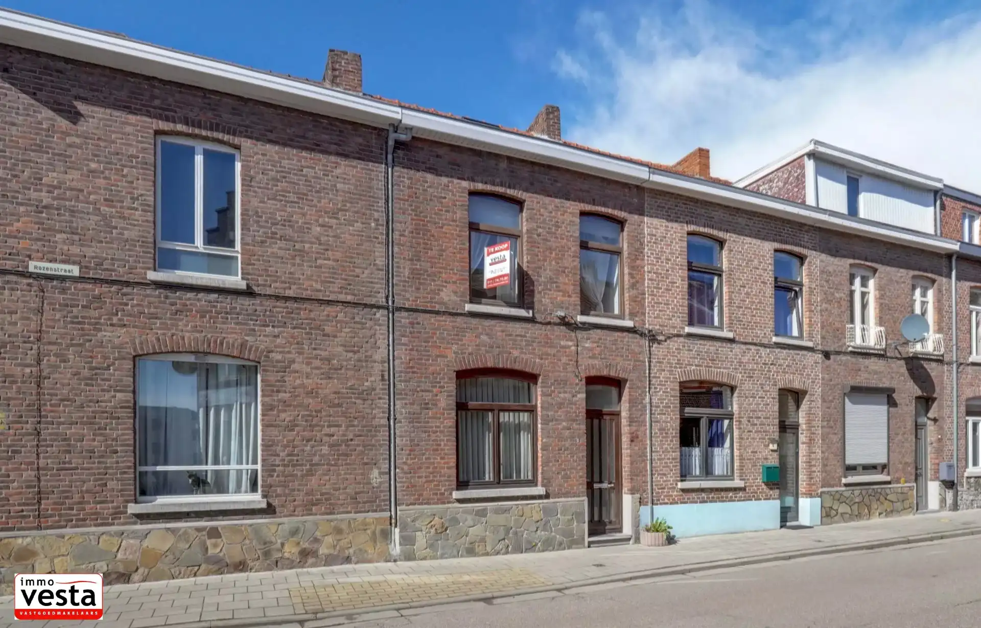 Op te knappen stadwoning op goede locatie foto {{pictureIndex}}