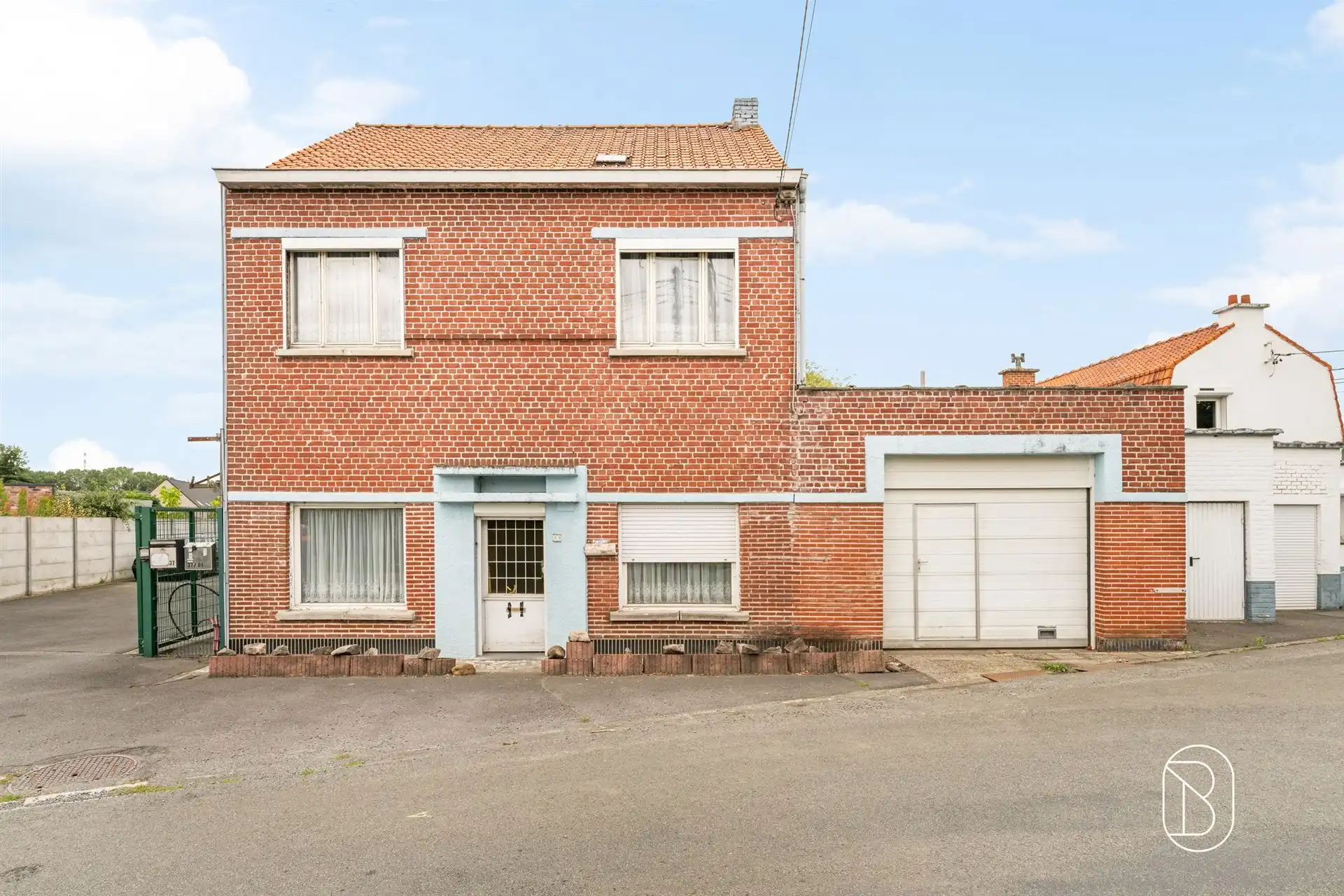 Hoofdfoto van de publicatie: Woning met tuin en grote garage 