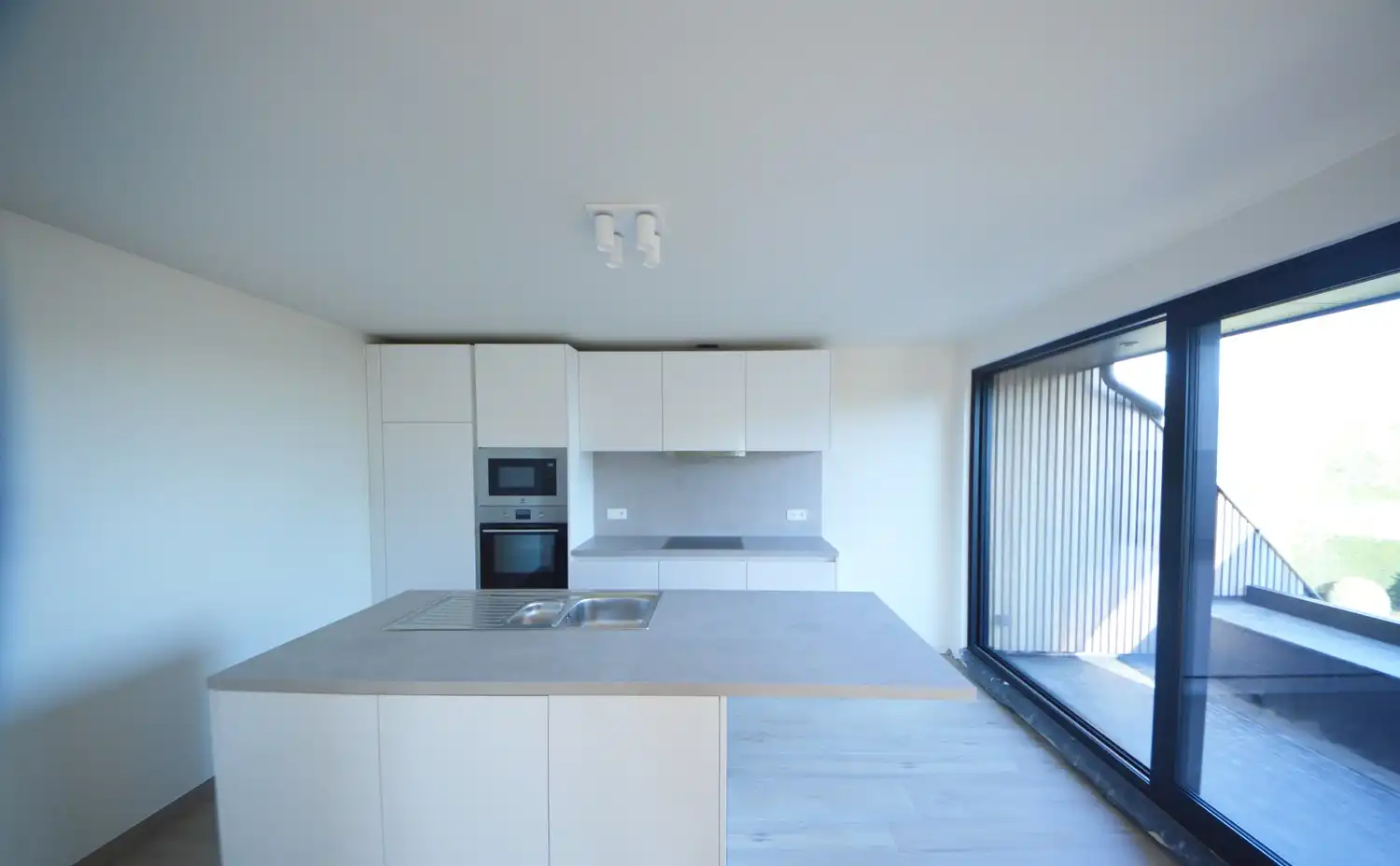 Ruim en lichtrijk gerenoveerd appartement (140 m²) INCL. 2 PARKEERPLAATSEN foto 4