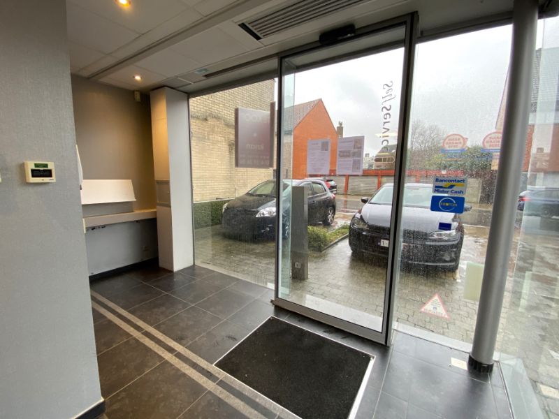 TOPLOCATIE kantoor/handelsgelijkvloers (+-231m²) + 4 autostnpl centrum Geel foto 2