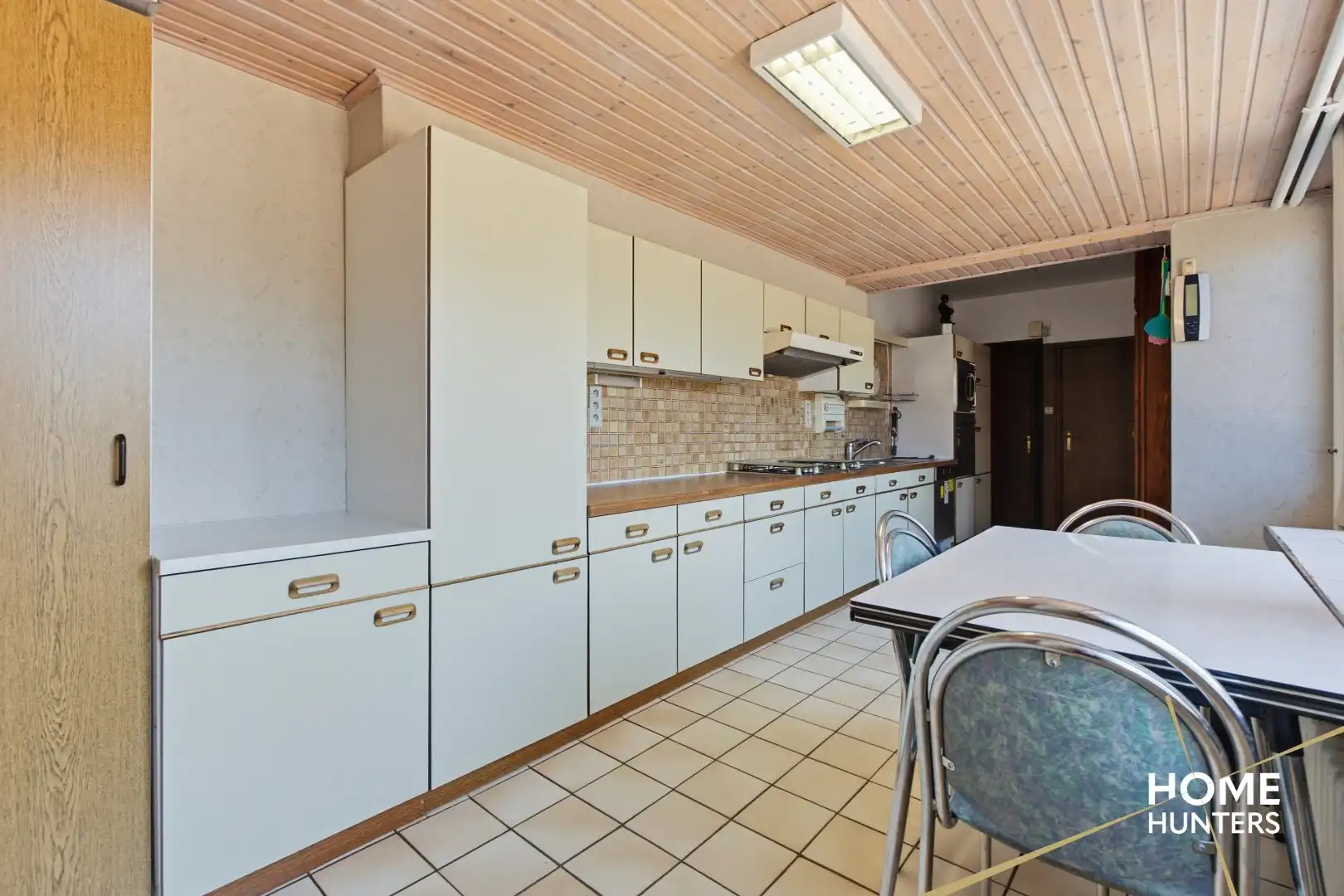 Ruime halfopen bebouwing met loods van 200 m² op een perceel van 919 m² foto 8