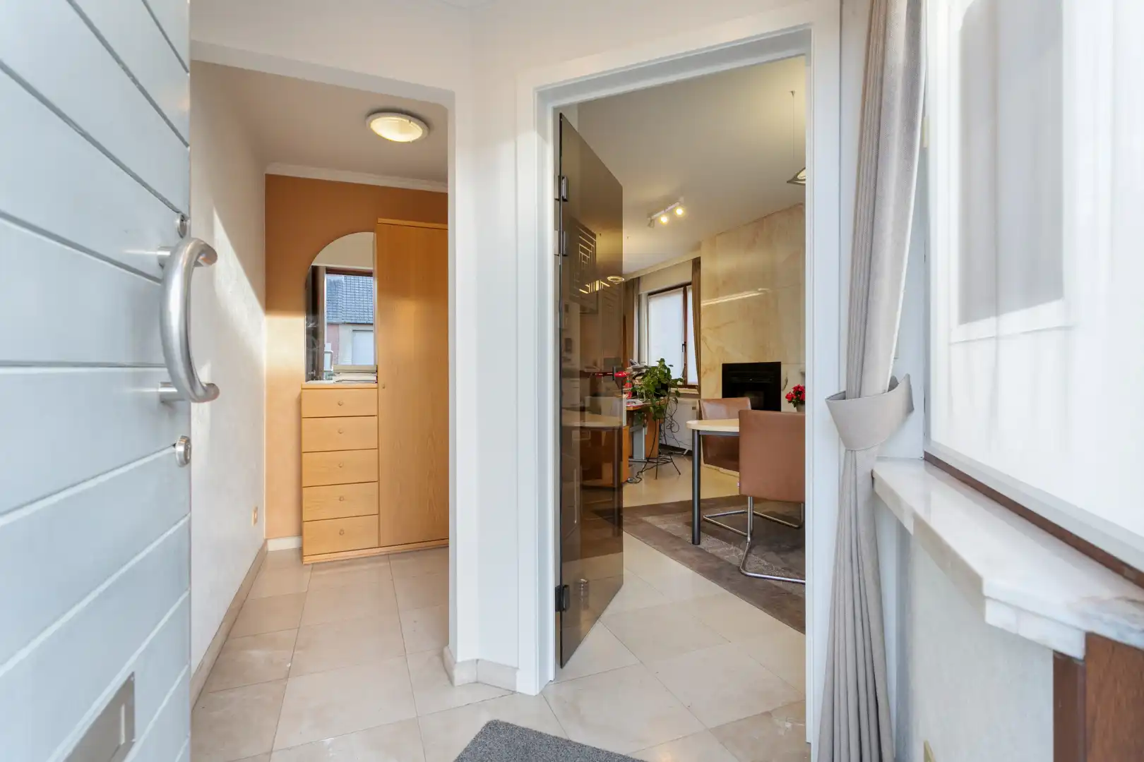 Degelijke halfopen woning met 3 slaapkamers en grote garage!! foto 3