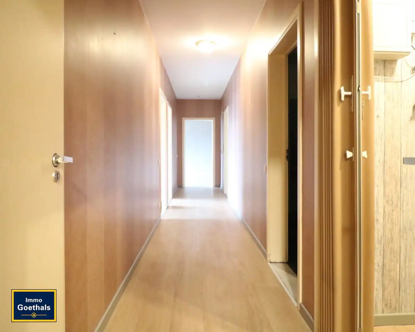 CENTRAAL GELEGEN APPARTEMENT MET GROOT TERRAS IN GARAGE. foto 10