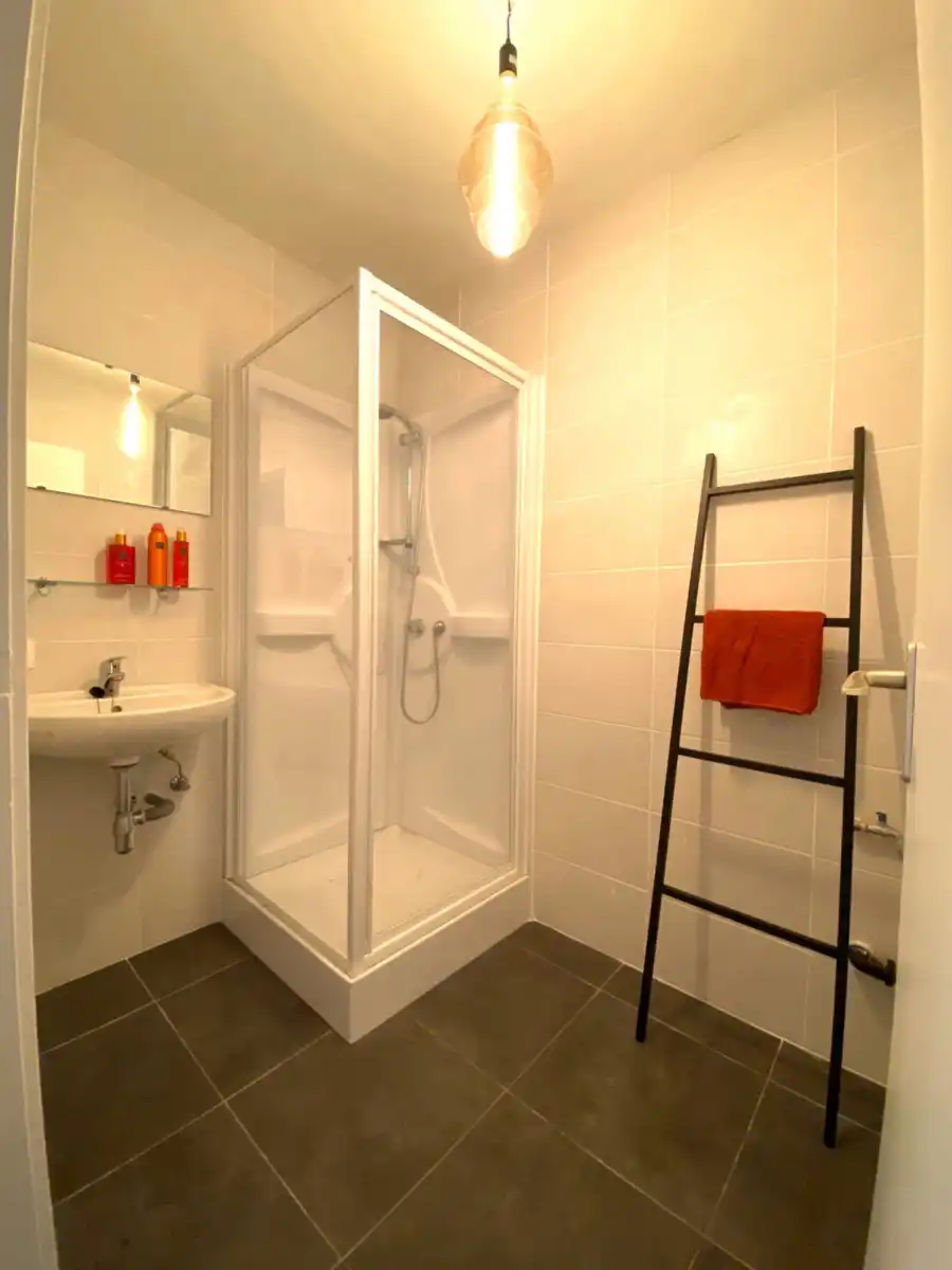 Instapklaar gelijkvloers appartement met garage ! foto 13