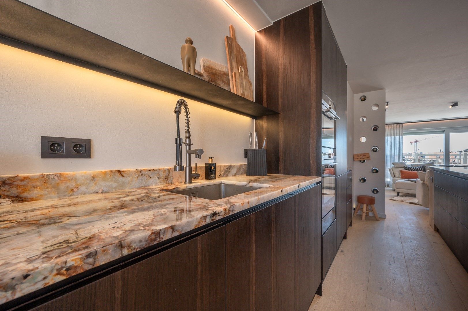 Luxueus gerenoveerd duplex dakappartement met mooie zonneterrassen gelegen in het centrum van Knokke. foto 13