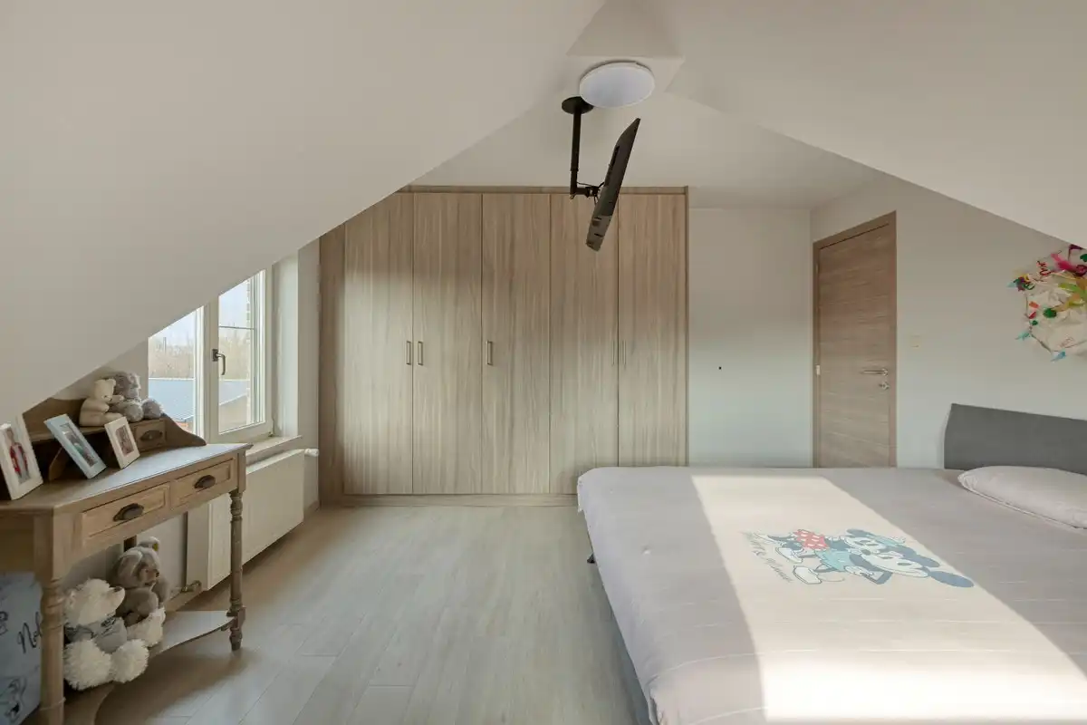 Instapklare villa met 3 slaapkamers, grote bureelkamer en garages foto 27