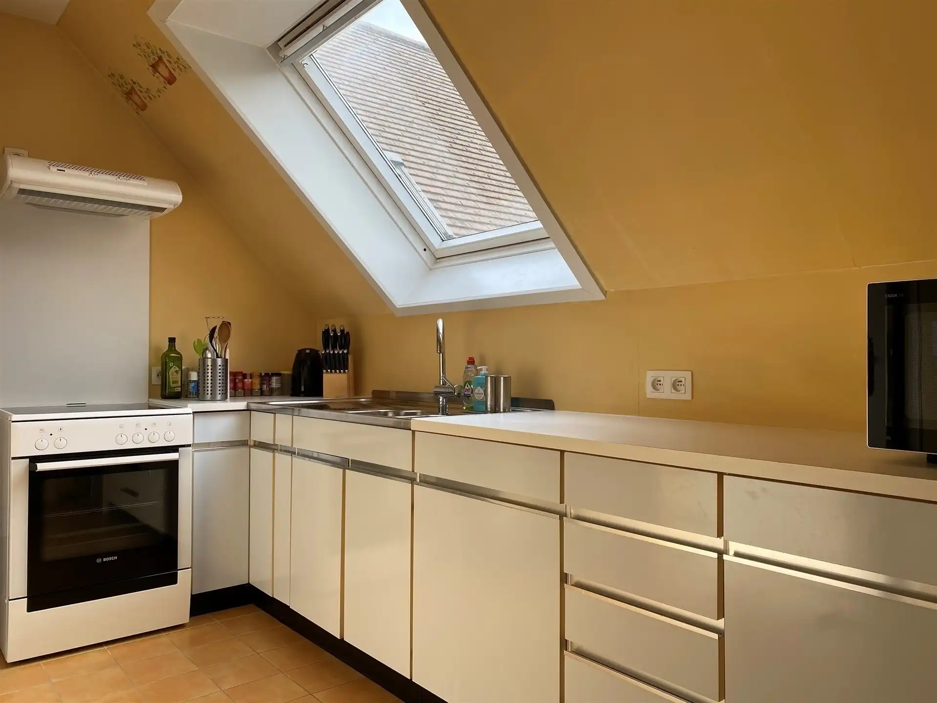 Zonnig en gunstig gelegen ruim appartement op eerste verdieping. foto 9