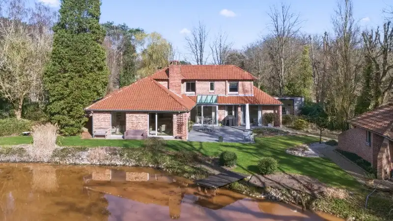 Exclusief gelegen villa van 345m² op 30 are met grote vijver foto {{pictureIndex}}