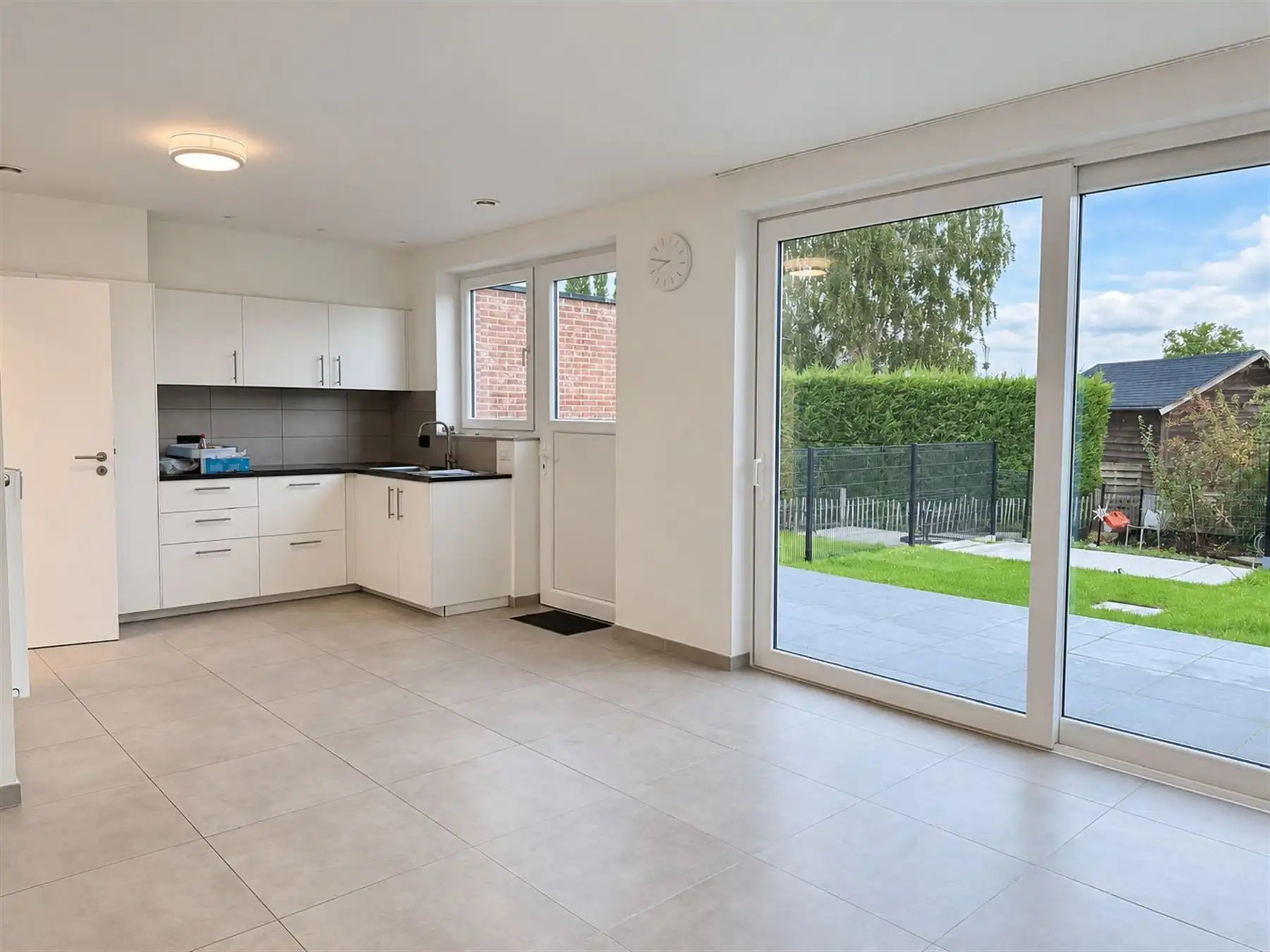 instapklare woning met drie slaapkamers en garage foto 3