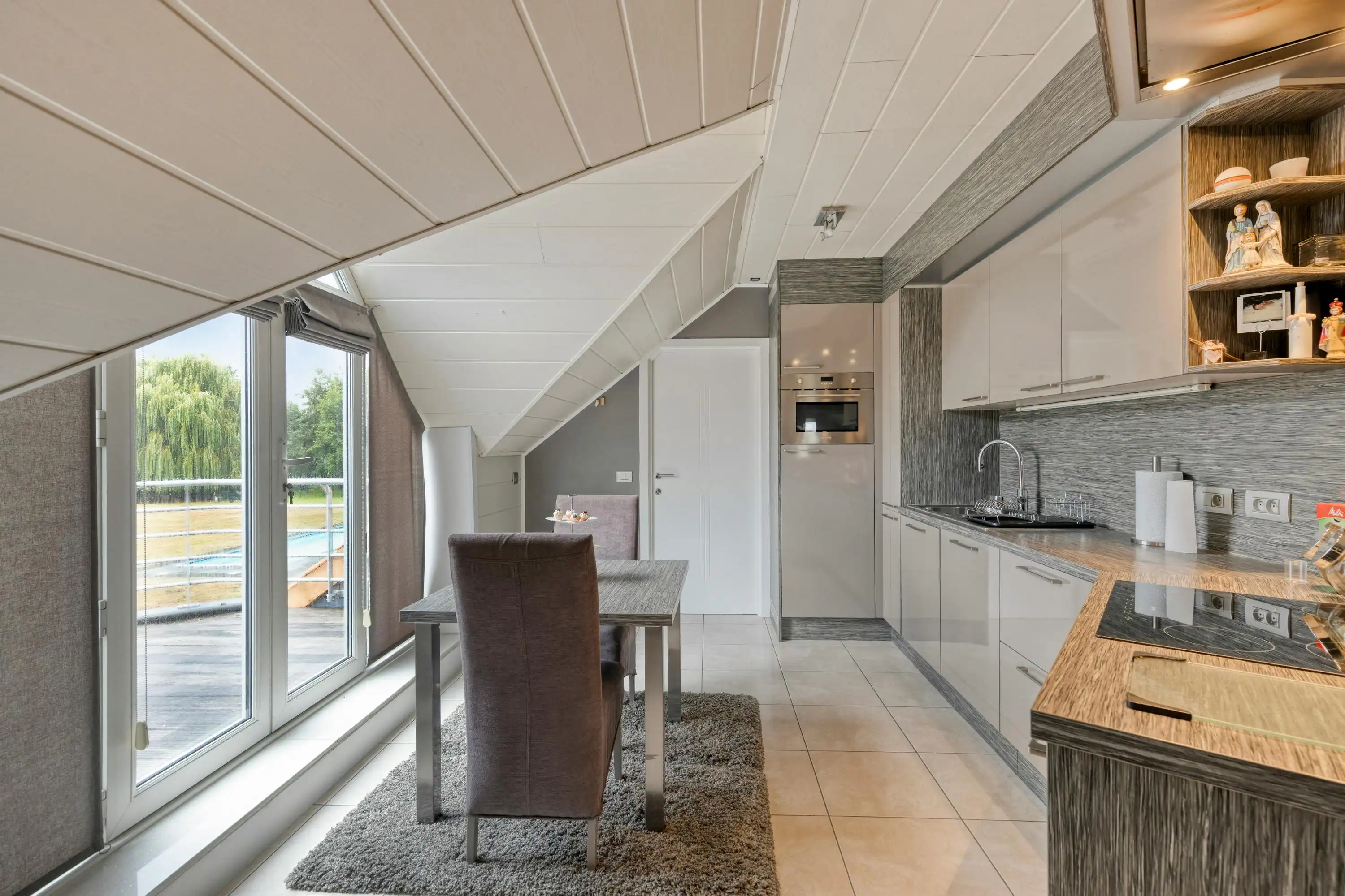 Huis met magazijn op een rustige locatie in Zwevezele foto 14