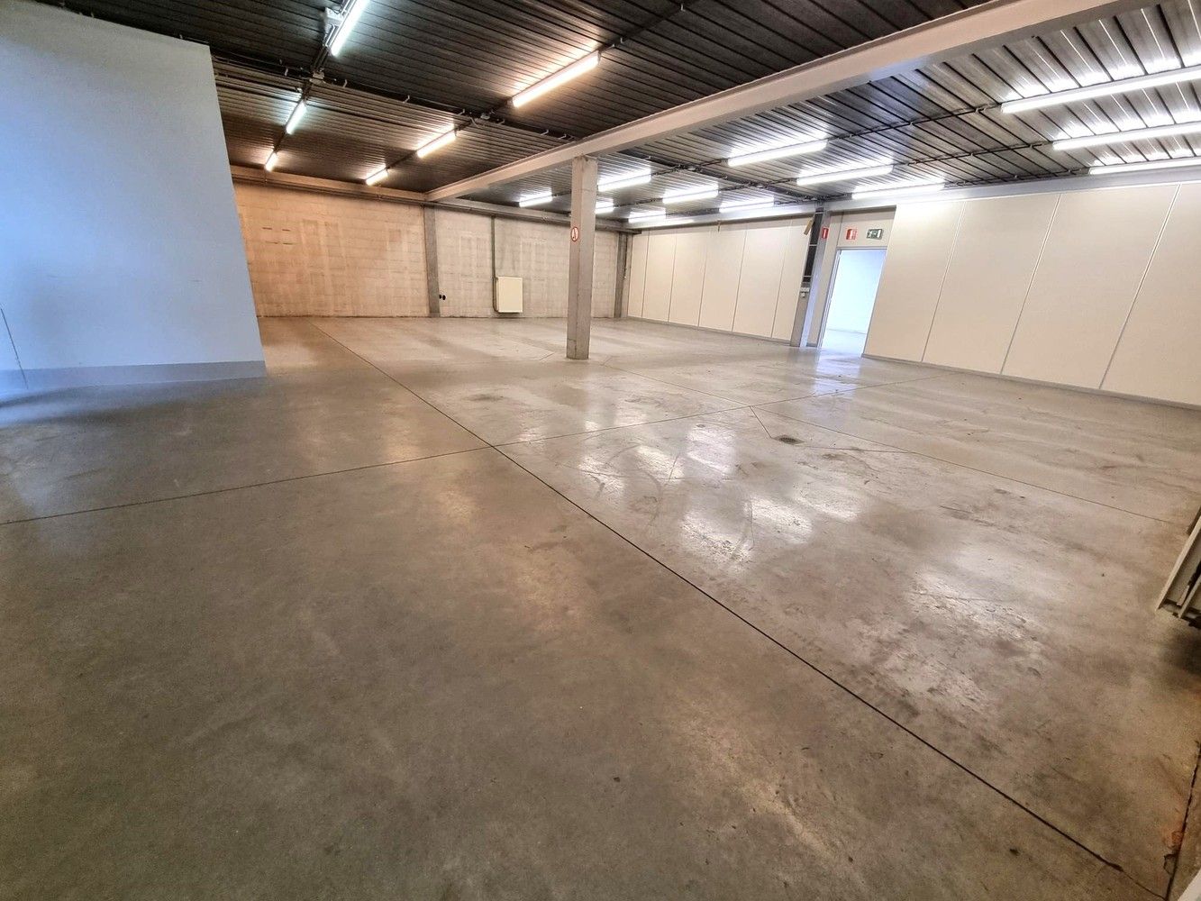 Kantoorgebouw met magazijnruimte, bruto vloeropp 1770 m² op een perceel gelegen van 49a85ca. foto 8