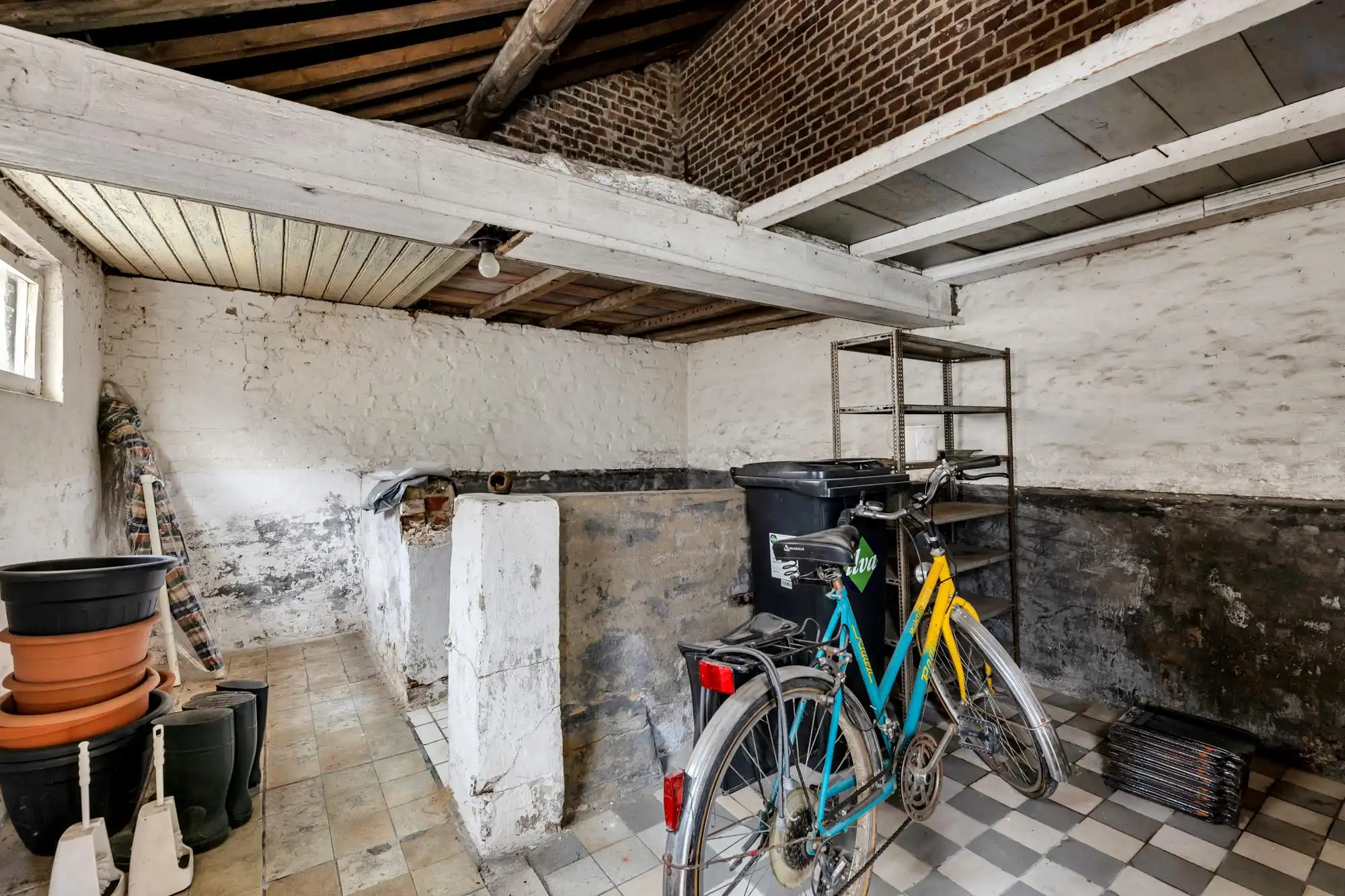 Charmante, te renoveren boerderij met opslagplaats foto 33