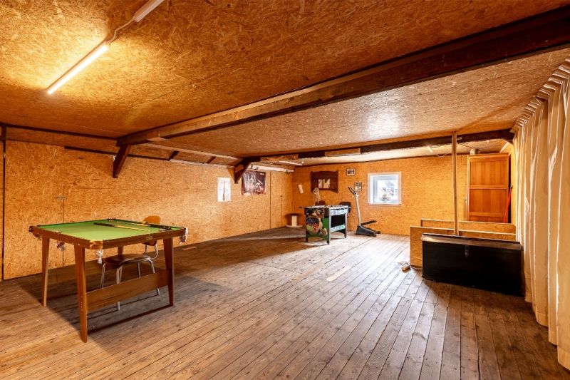 Woning met brede oprit en dubbele garage foto 25