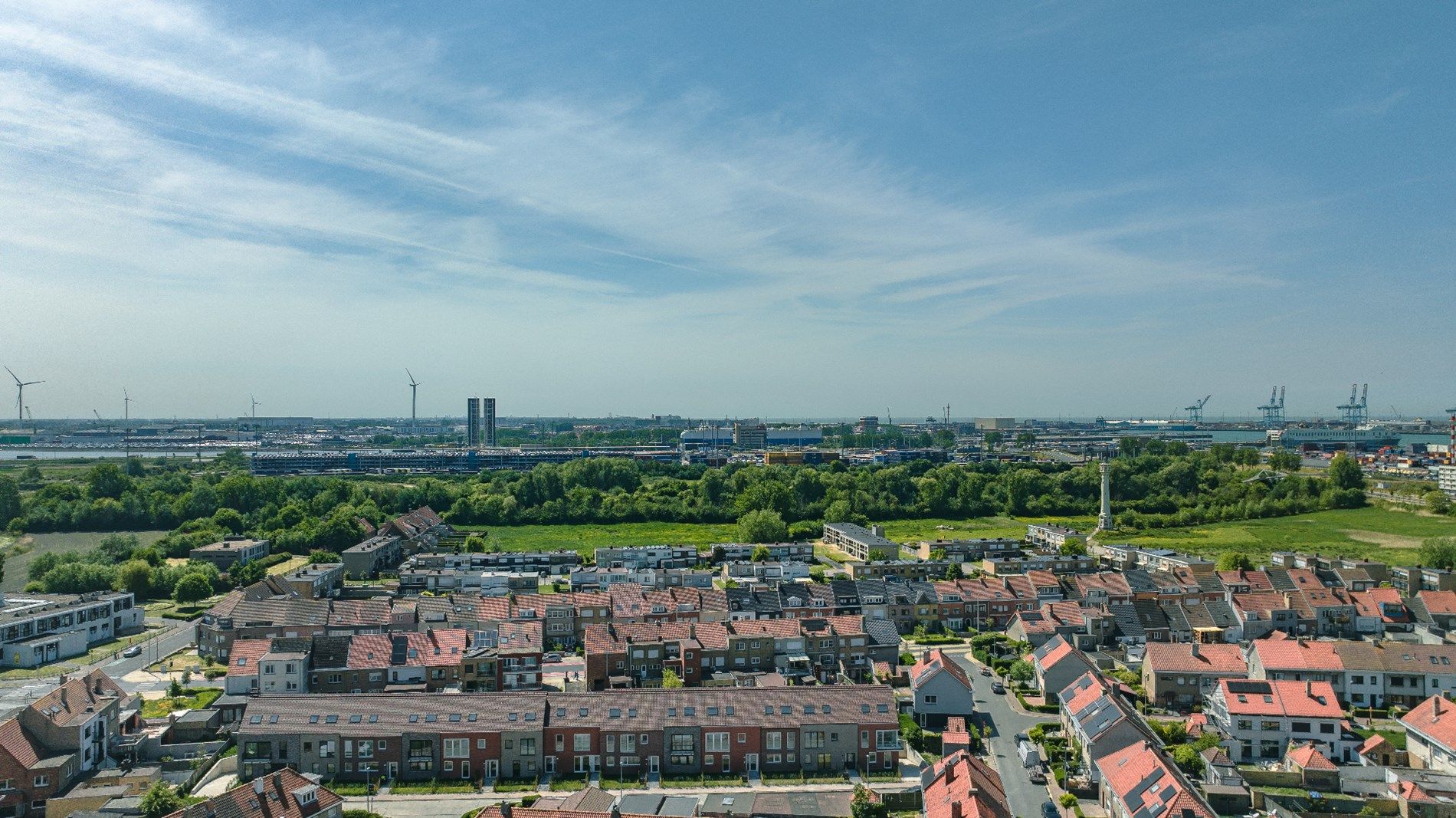 HOOST is een iconische toren met een expressief gevelontwerp op enkele honderden meters van de zee. foto 7