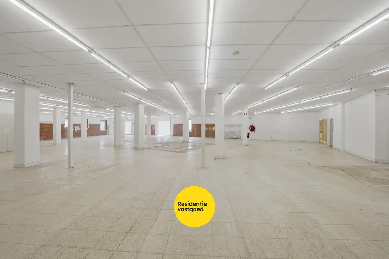 Te huur: Ruim handelspand met uitstekende visibiliteit in het centrum van Torhout foto 17