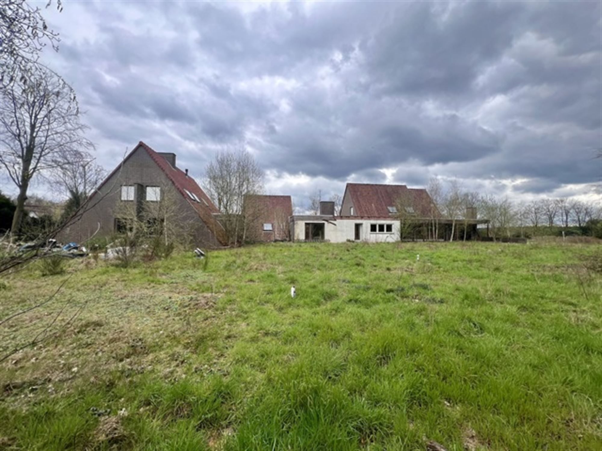 Hoofdfoto van de publicatie: Te renoveren enorme villa