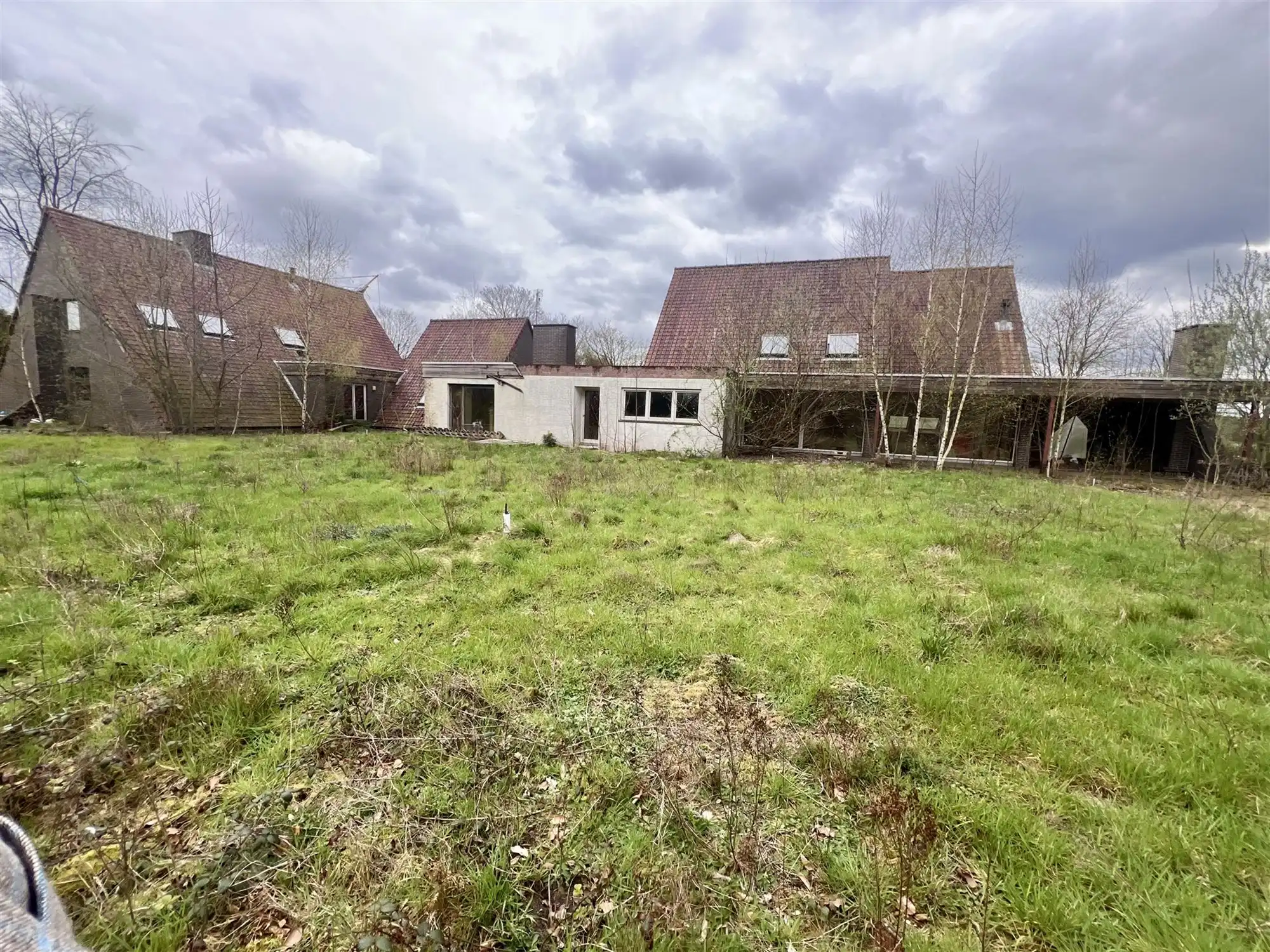 Hoofdfoto van de publicatie: Te renoveren enorme villa