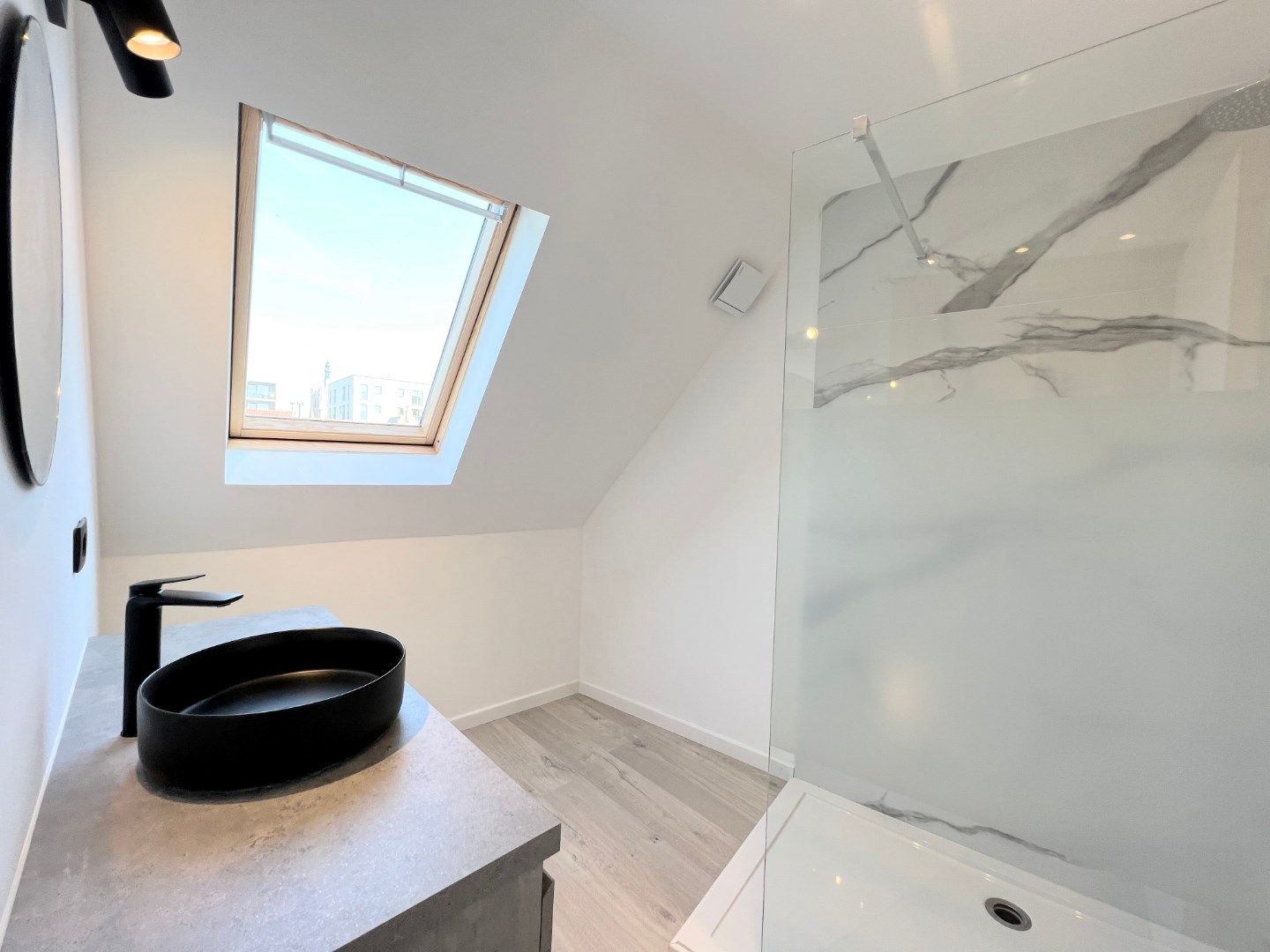 STIJLVOLLE BEL-ETAGE MET 1 SLAAPKAMER, TERRAS EN GARAGE IN CENTRUM IEPER foto 13
