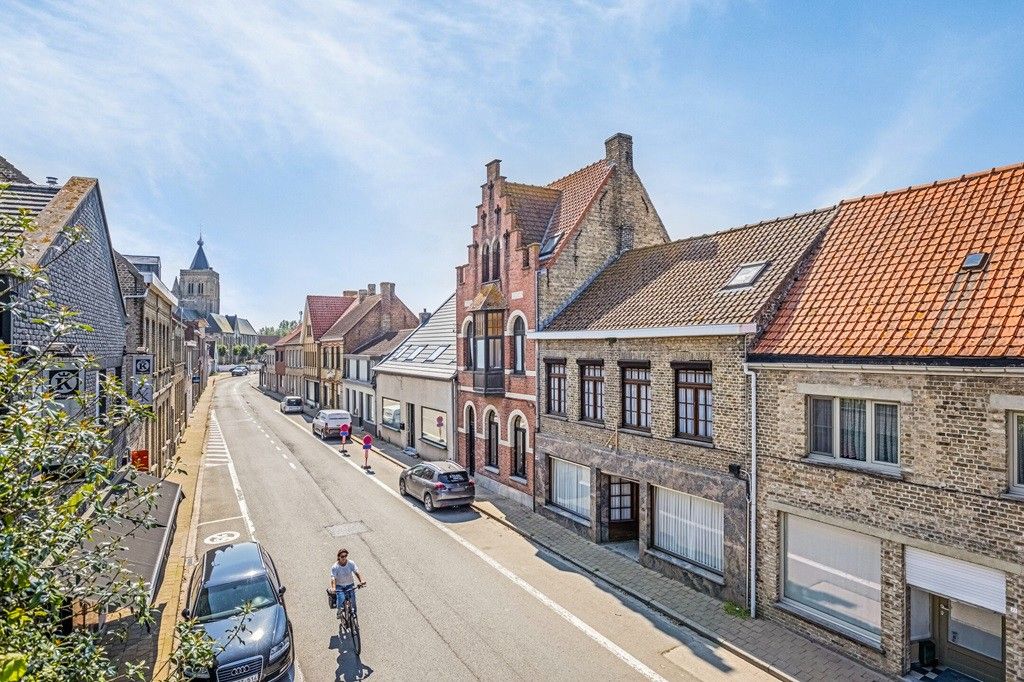 ALVERINGEM: Centraal gelegen maar wel op te smukken (rij)woning met dubbele garage die uitweg biedt achteraan, met 3 à 4 slpks en tuin op 288m² totale grondopp. foto 2