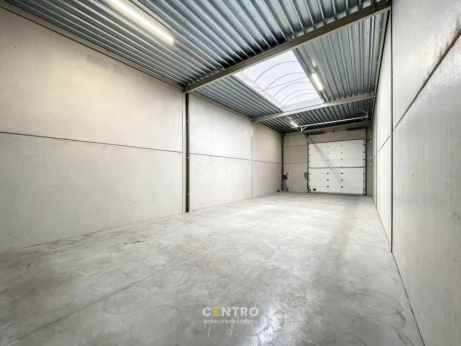 Geïsoleerde NB OPSLAGRUIMTE (±122m²) met hoge sectionaalpoort en private parking voor de deur. Op ambachtelijke zone te Maldegem. foto 2