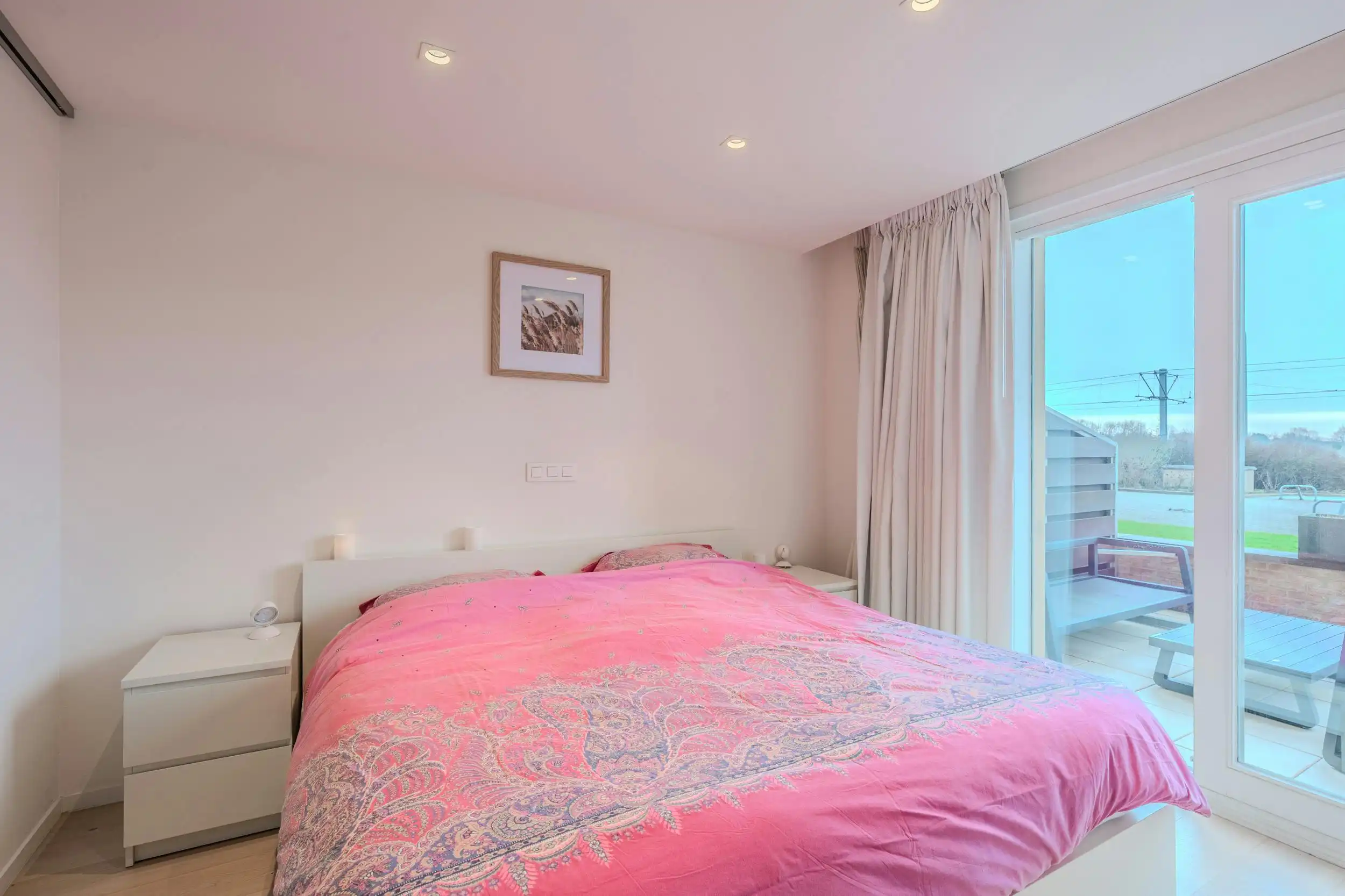 Uitzonderlijk ruim appartement met drie slaapkamers foto 9