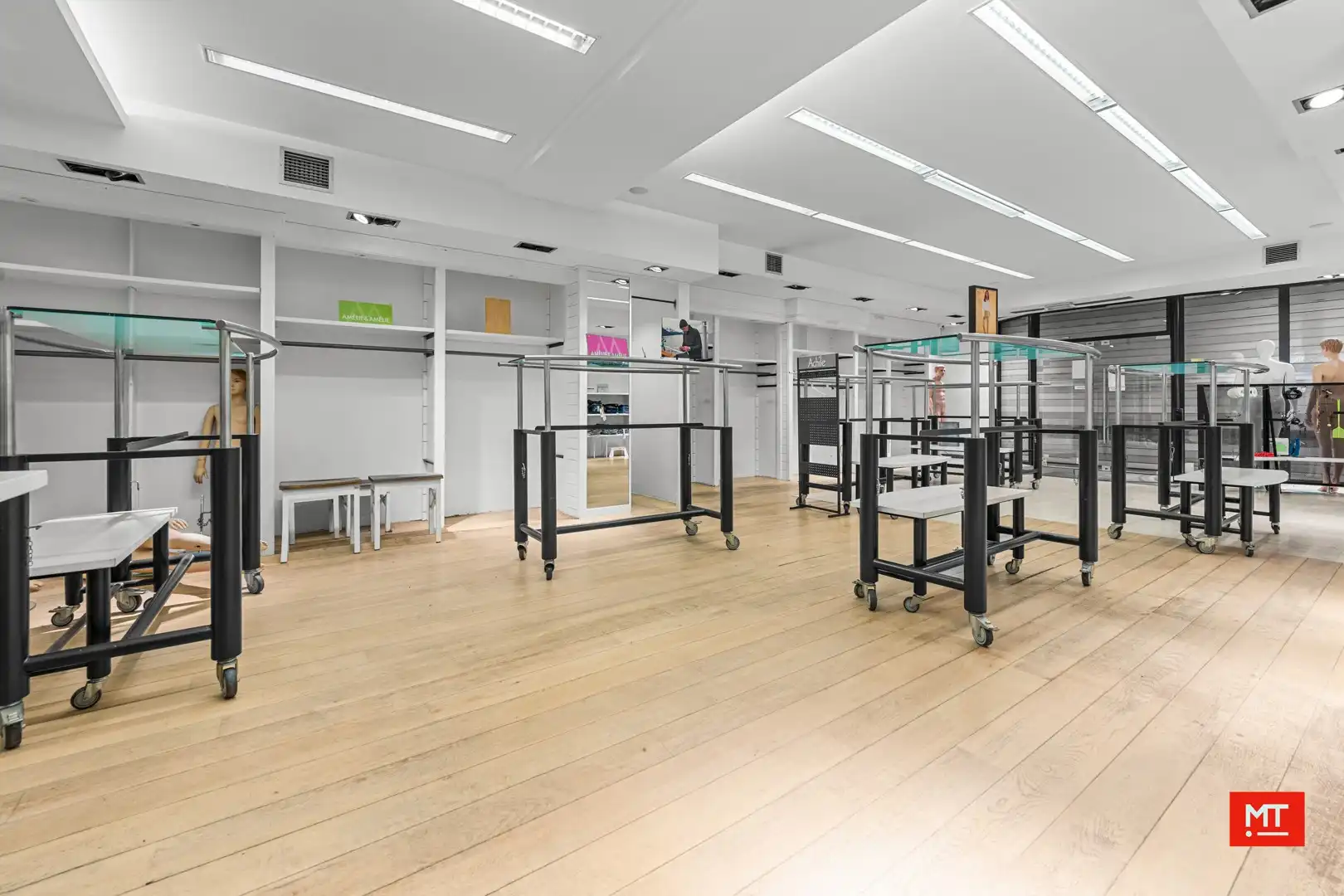 Bijzonder ruim gebouw met tal van mogelijkheden en uitweg, te koop in de dorpskern van Dadizele foto 7