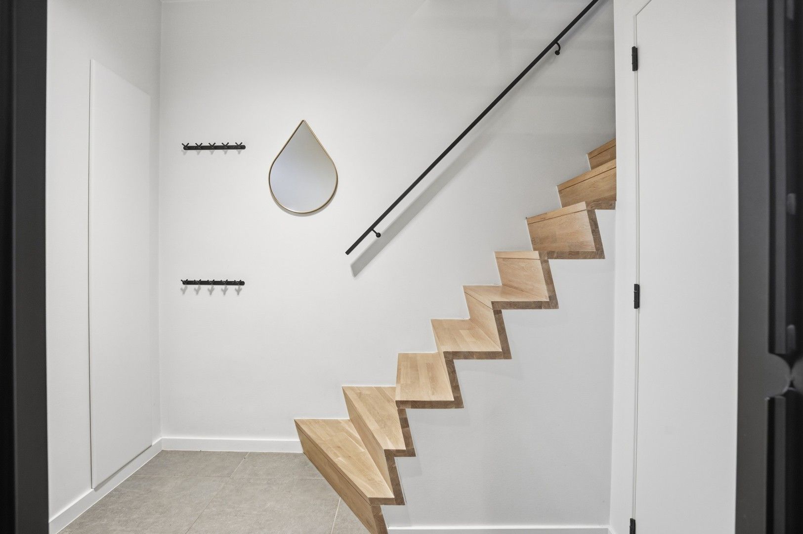 Halfopen bebouwing met uitweg en carport in het hartje van Zwevezele foto 9