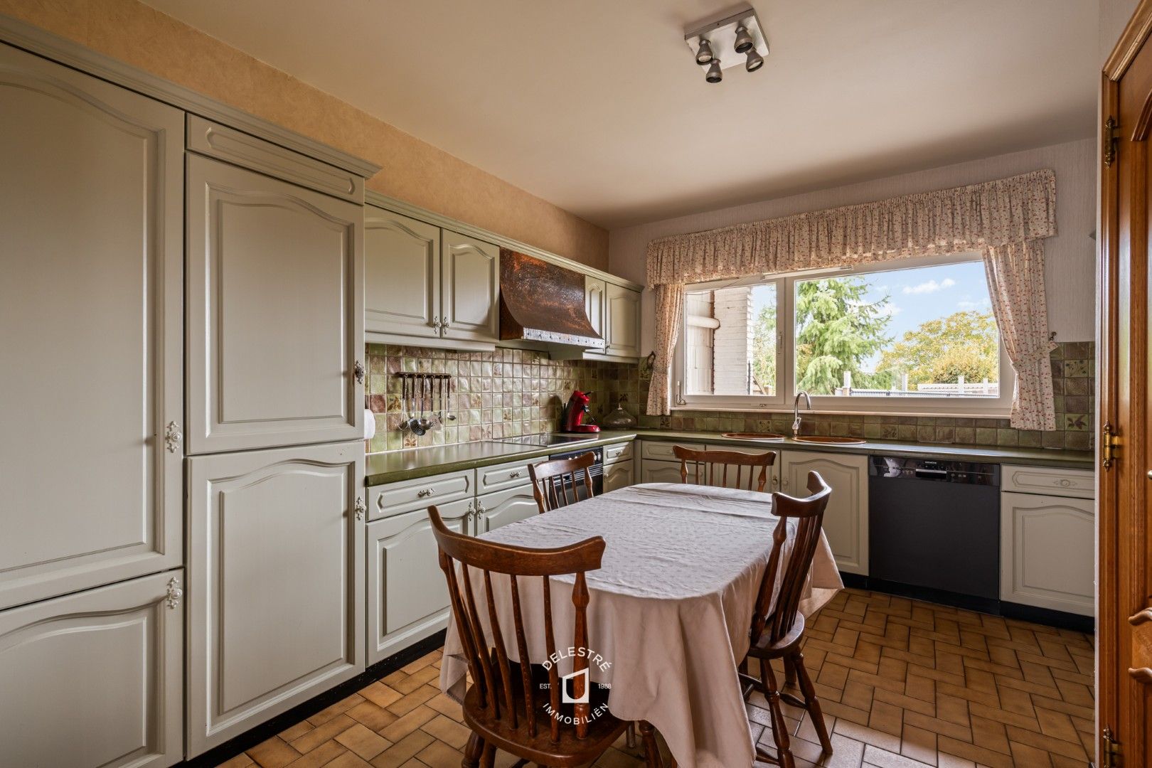 RUSTIG GELEGEN HALFOPEN MET TUIN EN GARAGE foto 11