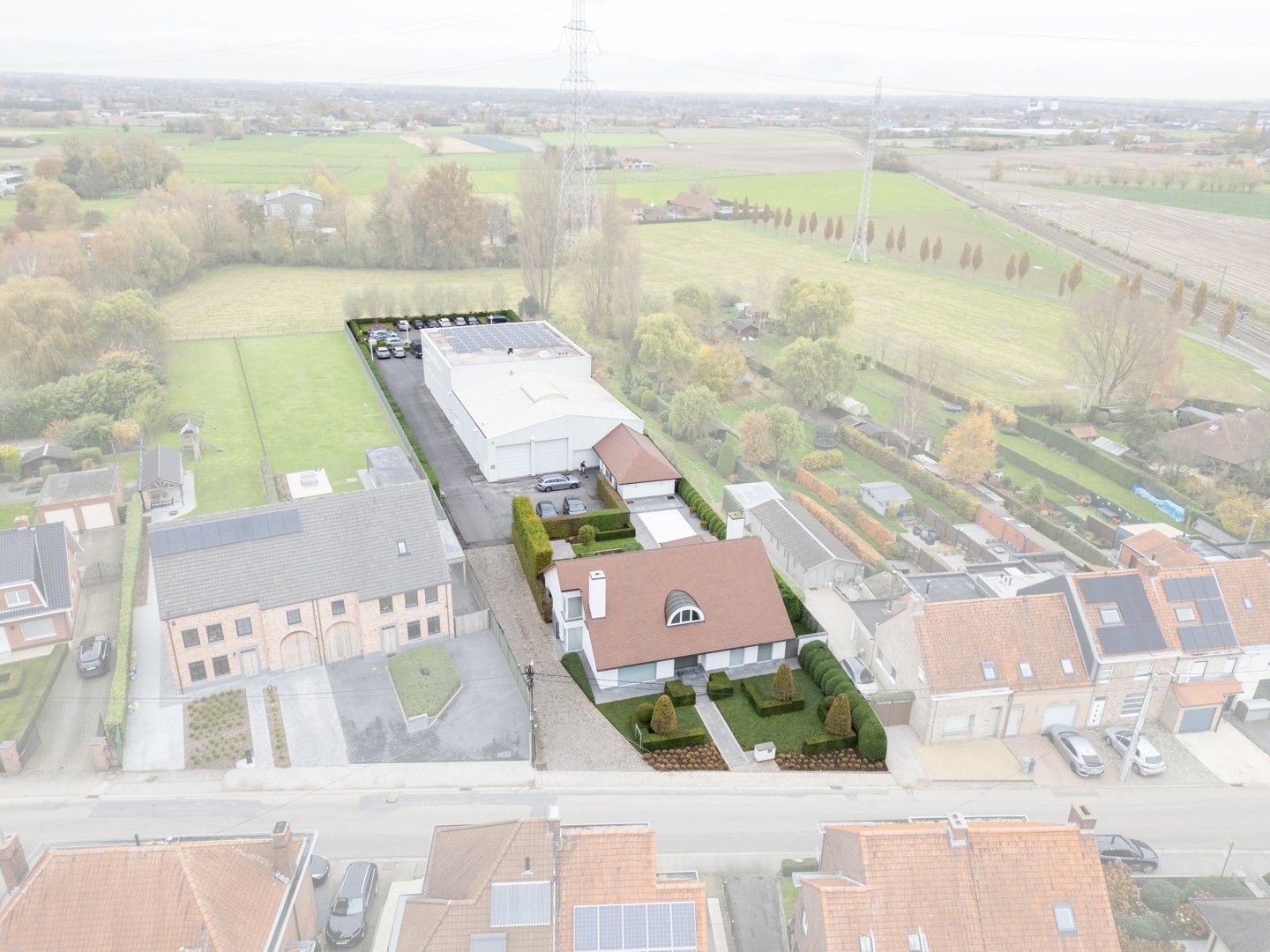 Hoofdfoto van de publicatie: Moderne villa met zwembad en bedrijfsgebouw te Lendelede