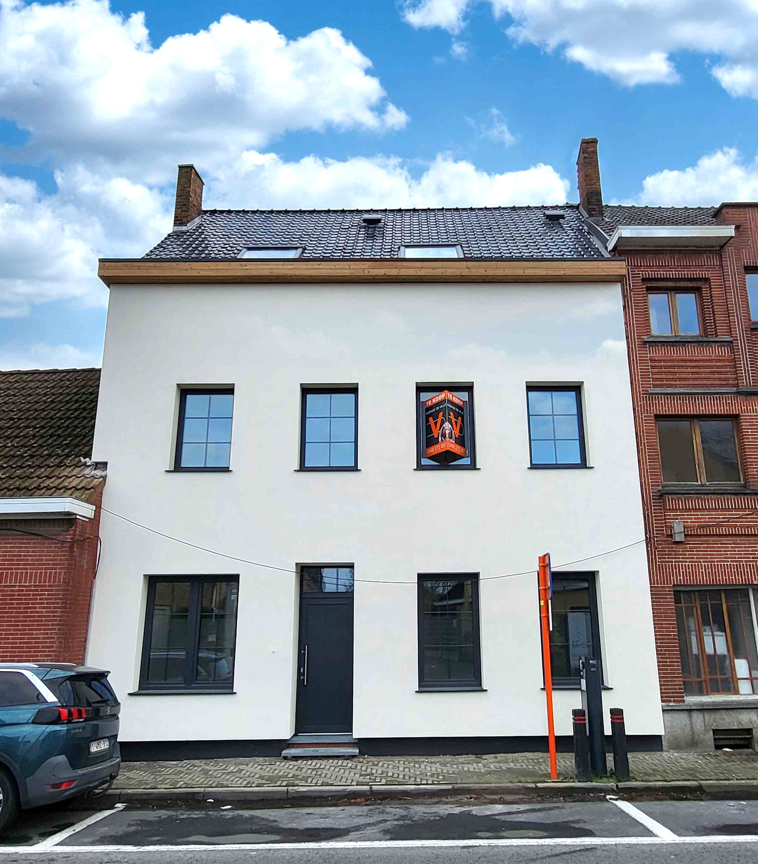 Deze volledig totaal gerenoveerde woning (2024–2025) combineert hedendaags comfort met een hoogwaardige afwerking en biedt maar liefst 5 ruime slaapkamers.  foto {{pictureIndex}}