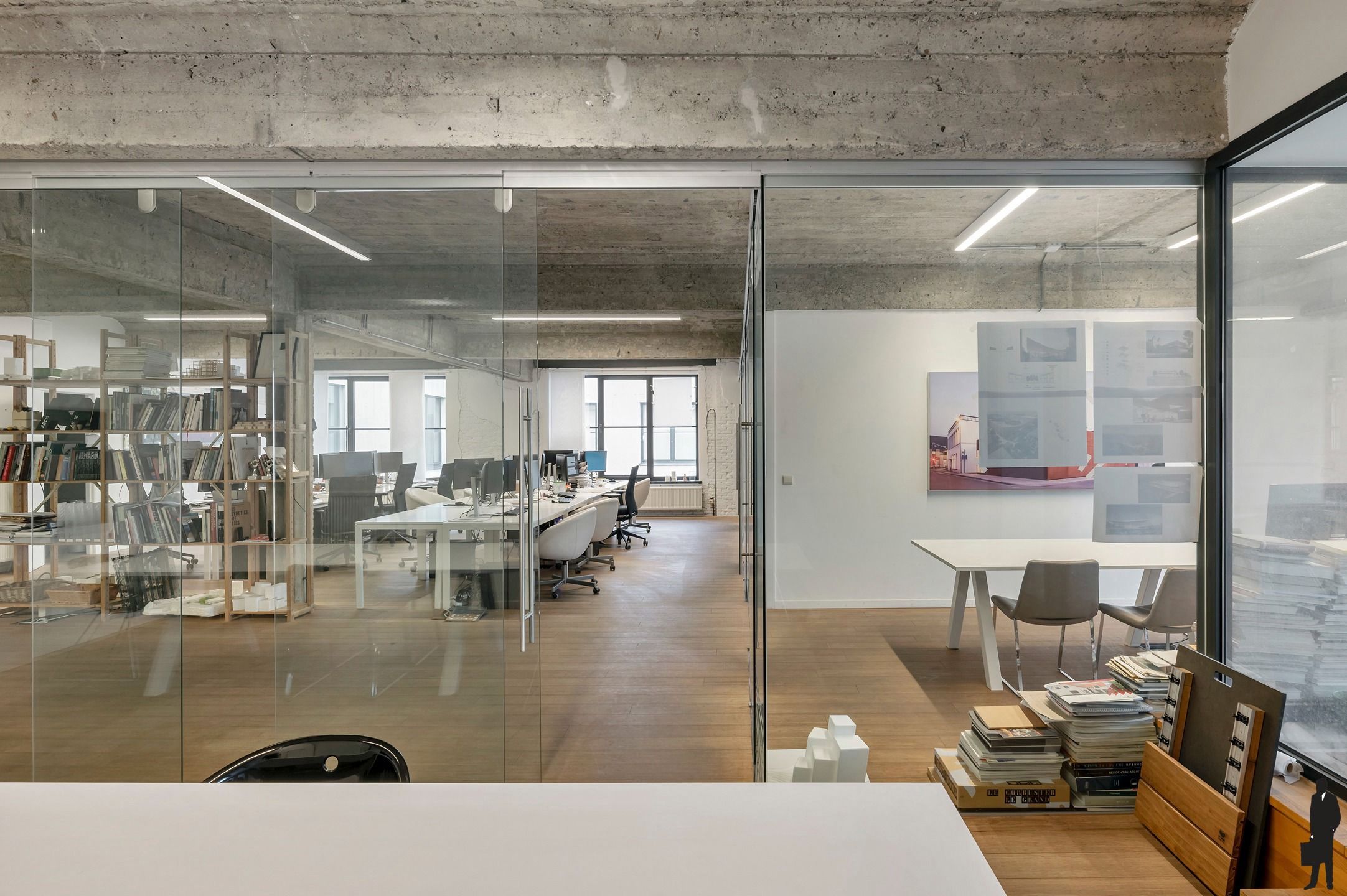 Lichtovergoten industriële loft met open structuur en ruwe materialen foto 6