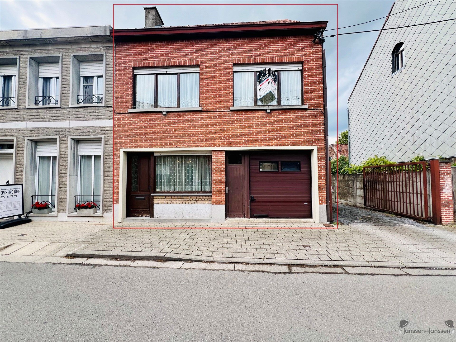 Hoofdfoto van de publicatie: Te renoveren halfopen bebouwing met garage