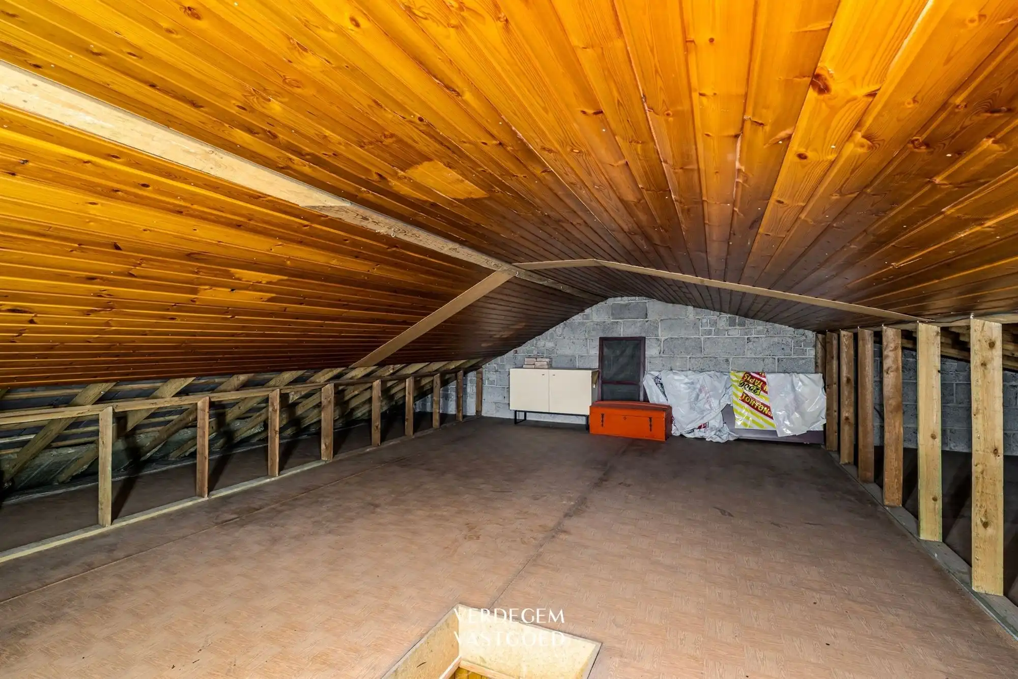 Gelijkvloerse woning met 2 slaapkamers, tuin en garage in een rustige woonwijk, te renoveren foto 12