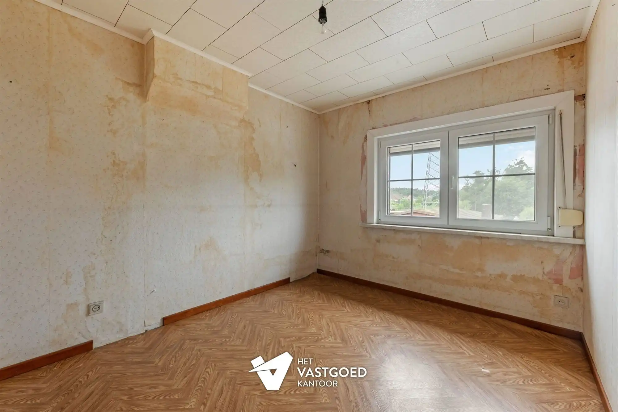 CHARMANTE TE RENOVEREN WONING, RUSTIG GELEGEN OP EEN RUIM PERCEEL VAN 11 ARE. foto 12