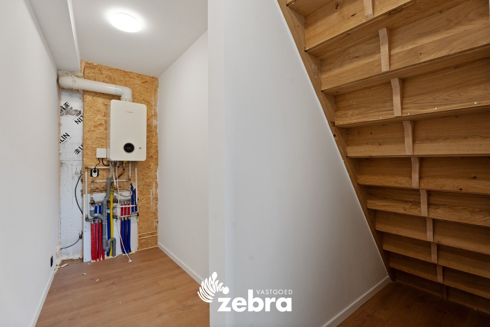 Gerenoveerde & energiezuinige woning met uitweg te Ledegem! foto 14