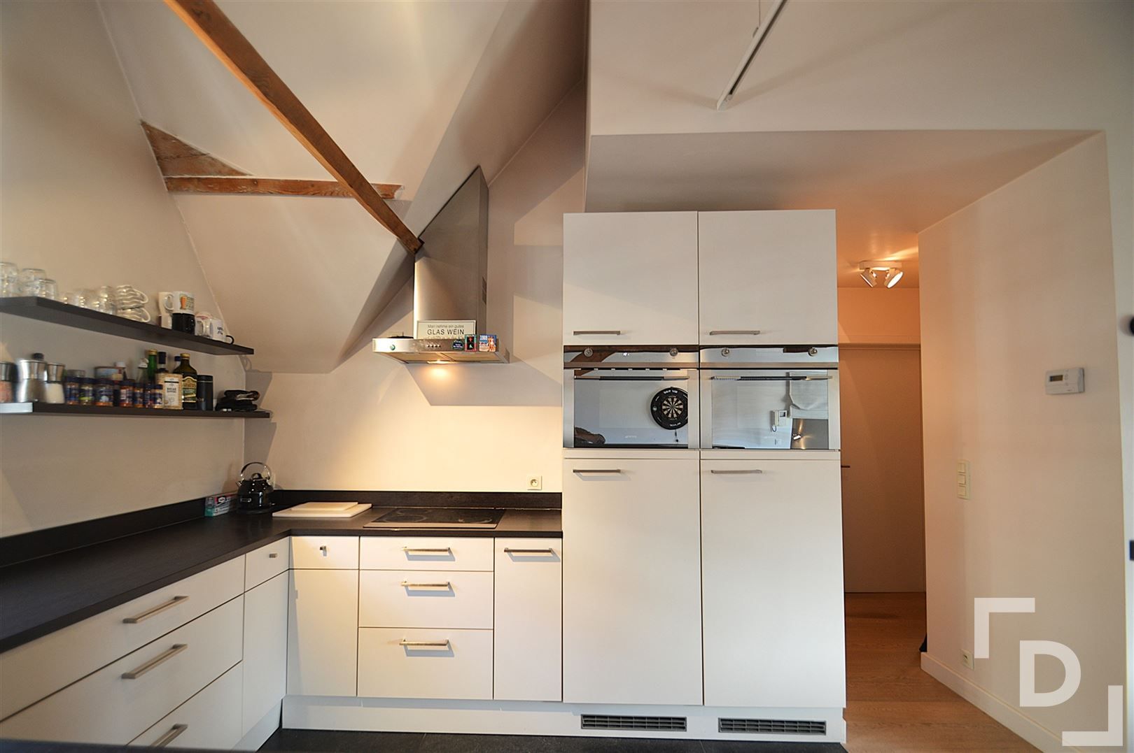 Ruim duplex appartement met garage te huur op toplocatie in Ieper foto 5