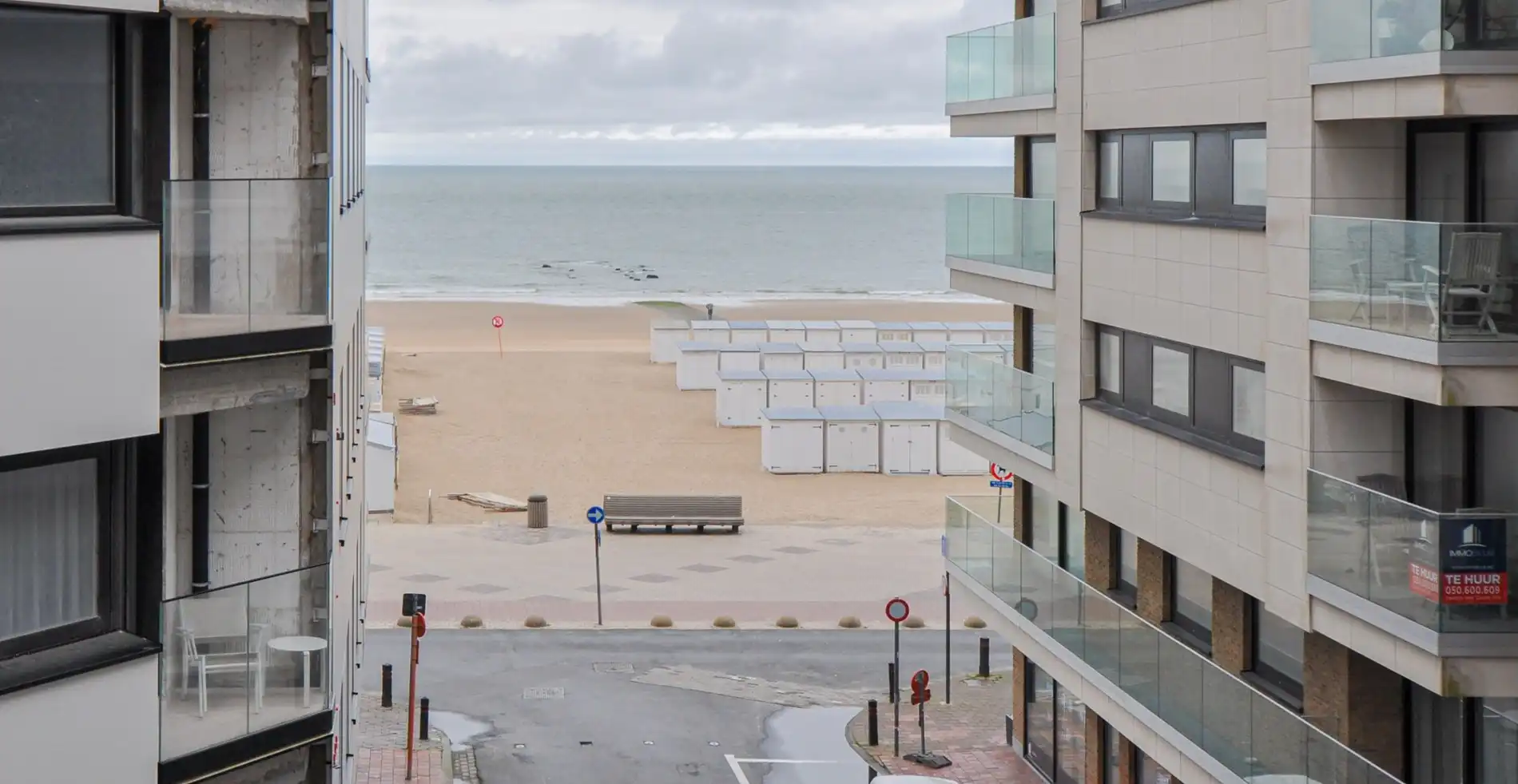 Volledig gerenoveerd appartement met een mooi zijdelings zeezicht gelegen in het Zoute. foto 2