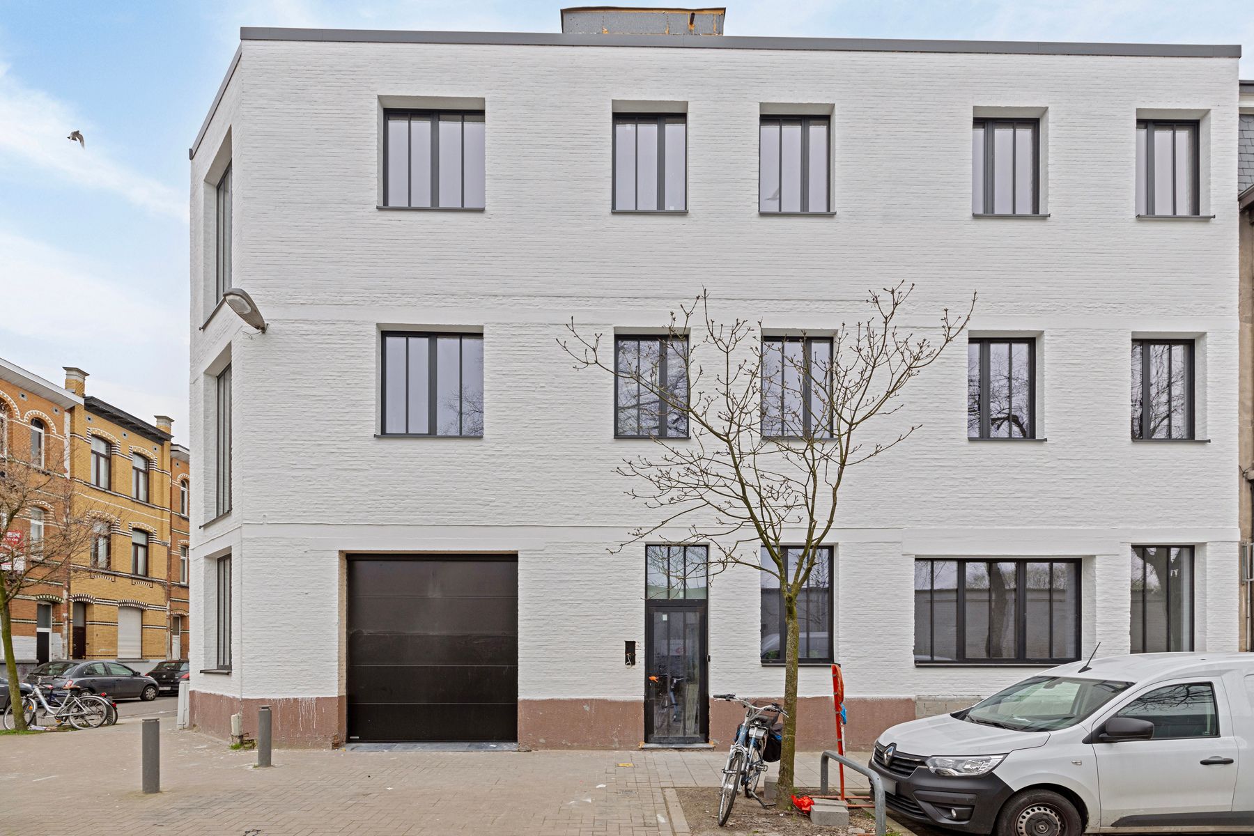 Stijlvol gerenoveerd en bemeubeld 3-slp appartement met tuin foto 7