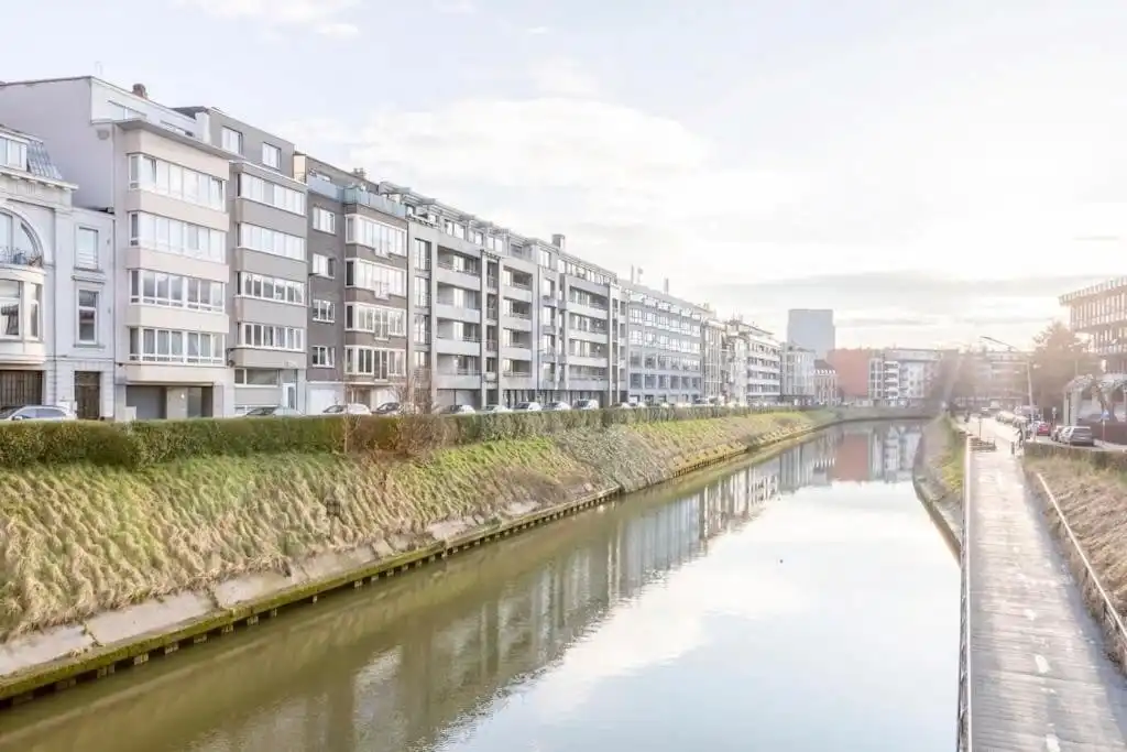 Stijlvol gerenoveerd 1-slaapkamerappartement aan het water in hartje Gent foto 12