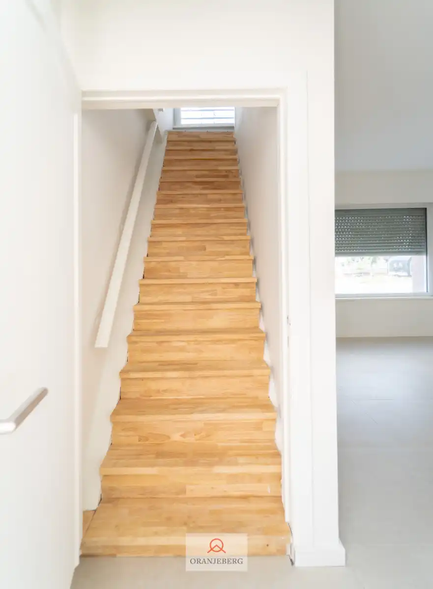 Gerenoveerde lichtrijke hoekwoning aan het water foto 16