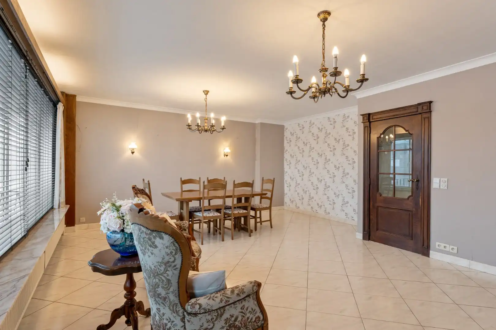 Centraal gelegen gebouw bestaande uit een handelspand op het gelijkvloers en een bovenliggend duplex-appartement! foto 12