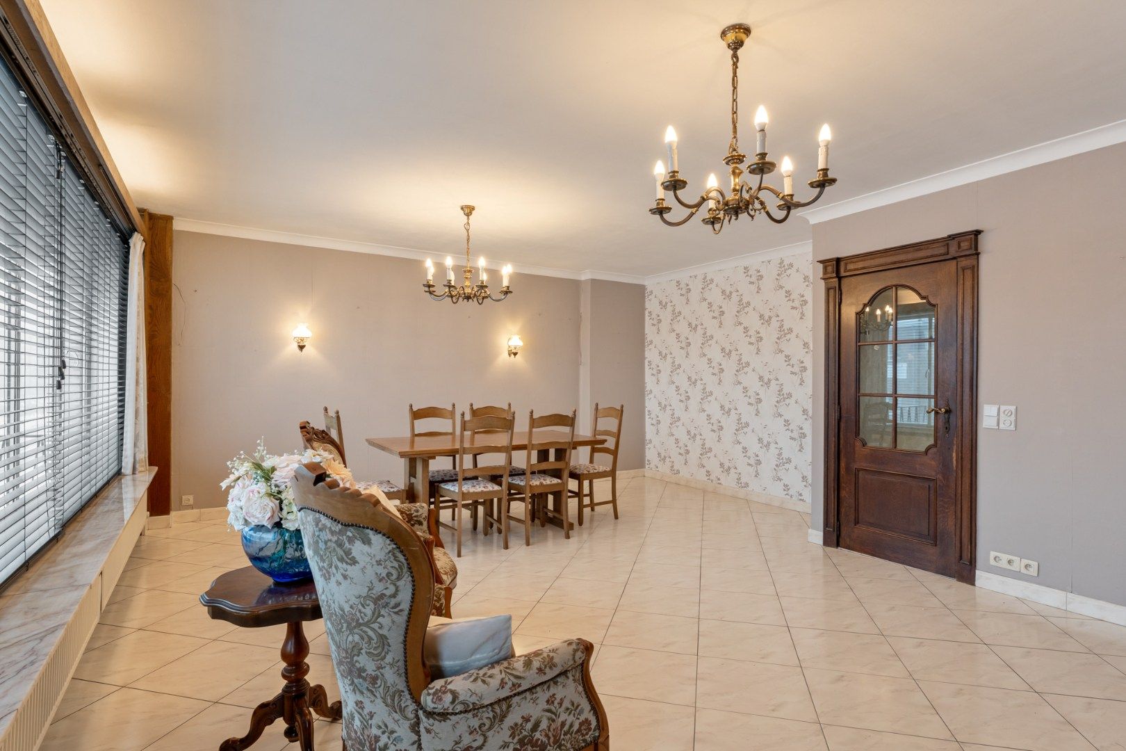 Centraal gelegen gebouw bestaande uit een handelspand op het gelijkvloers en een bovenliggend duplex-appartement! foto 12