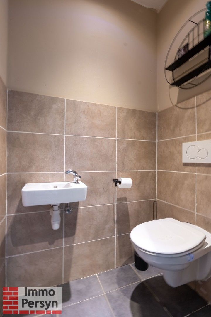 Prachtige HOB (2012) met 6 Slaapkamers, 2 Badkamers, Zwembad en Vrijstaande Garage foto 9