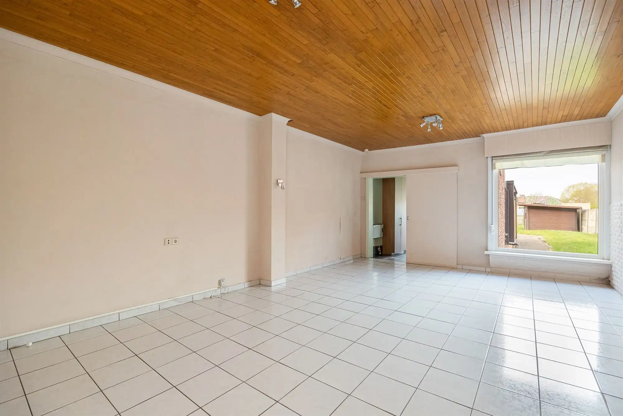 Gezinswoning met drie slaapkamers, garage en tuin foto 4